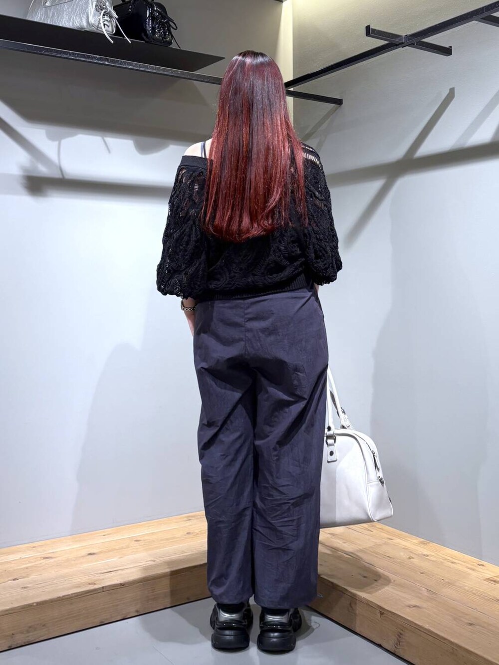 「モード、ストリート、きれいめ、カジュアル、ネックレス、骨格ストレート_PAGEBOY、ブルベ冬_PAGEBOY、サロペット、カーディガン、サンダル、バッグ」｜「PBLIMの【PBLIM】2WAYボストンバッグ（ボストンバッグ、ホワイト系）」を使った、りりりさん（レディース・157cm）の春コーディネートの5枚目の写真