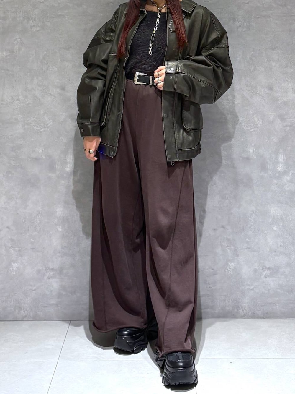 ブラック系のスニーカー、グレー系のスウェットパンツ、ブラック系のブルゾンを着用したレディースの秋コーディネートの3枚目の写真