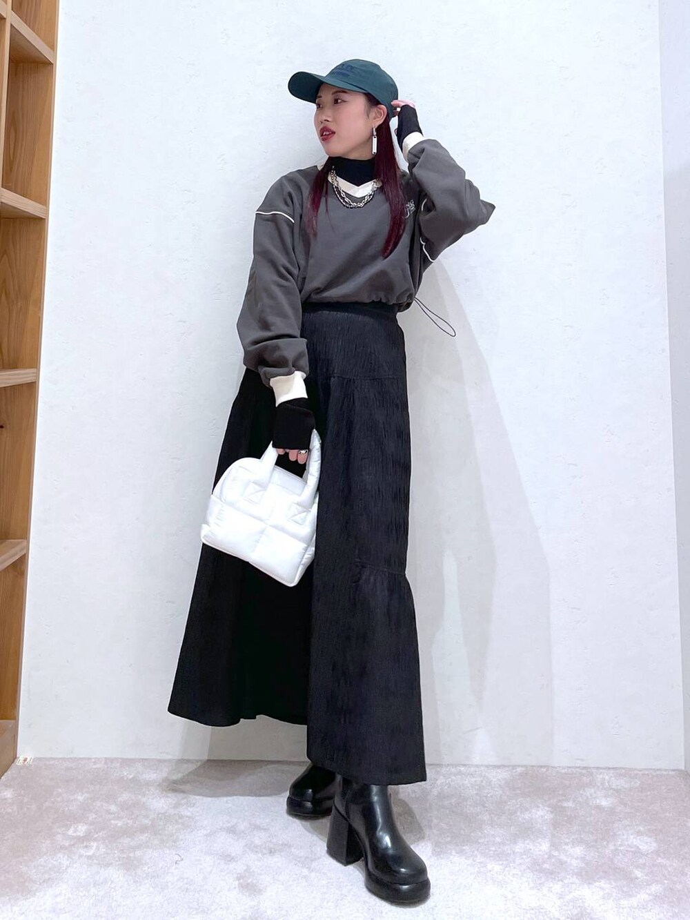 グレー系のスウェット、ブラック系のTシャツ/カットソー、ブラック系のブーツを着用したレディースの冬コーディネートの5枚目の写真