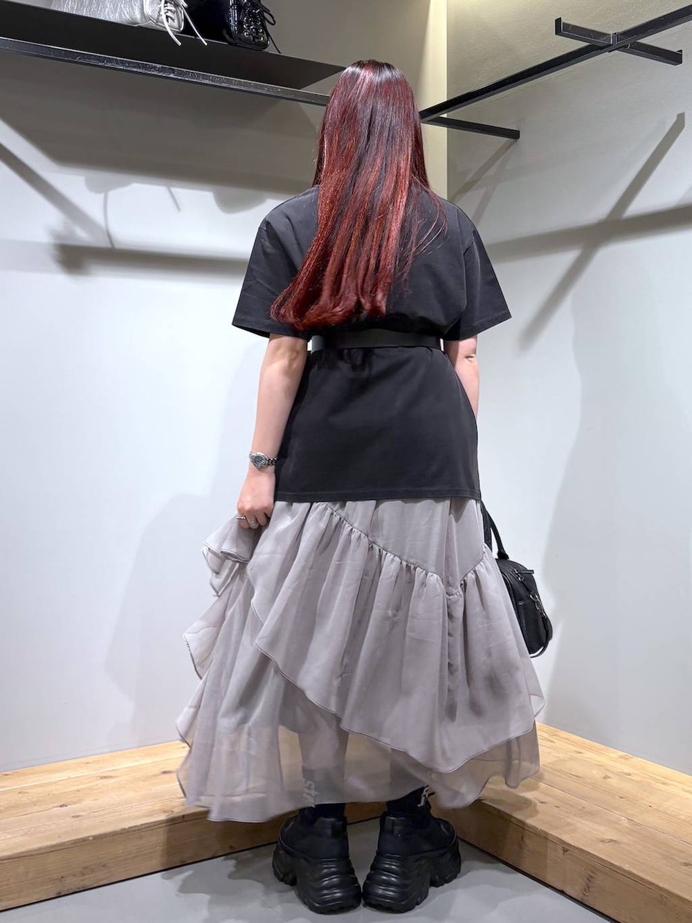 「モード、ストリート、きれいめ、カジュアル、ネックレス、骨格ストレート_PAGEBOY、ブルベ冬_PAGEBOY、Tシャツ、スカート、ベルト、スニーカー、バッグ」｜「PAGEBOYのプラットチャンキースニーカー（スニーカー、ブラック系）」を使った、りりりさん（レディース・157cm）の春コーディネートの5枚目の写真
