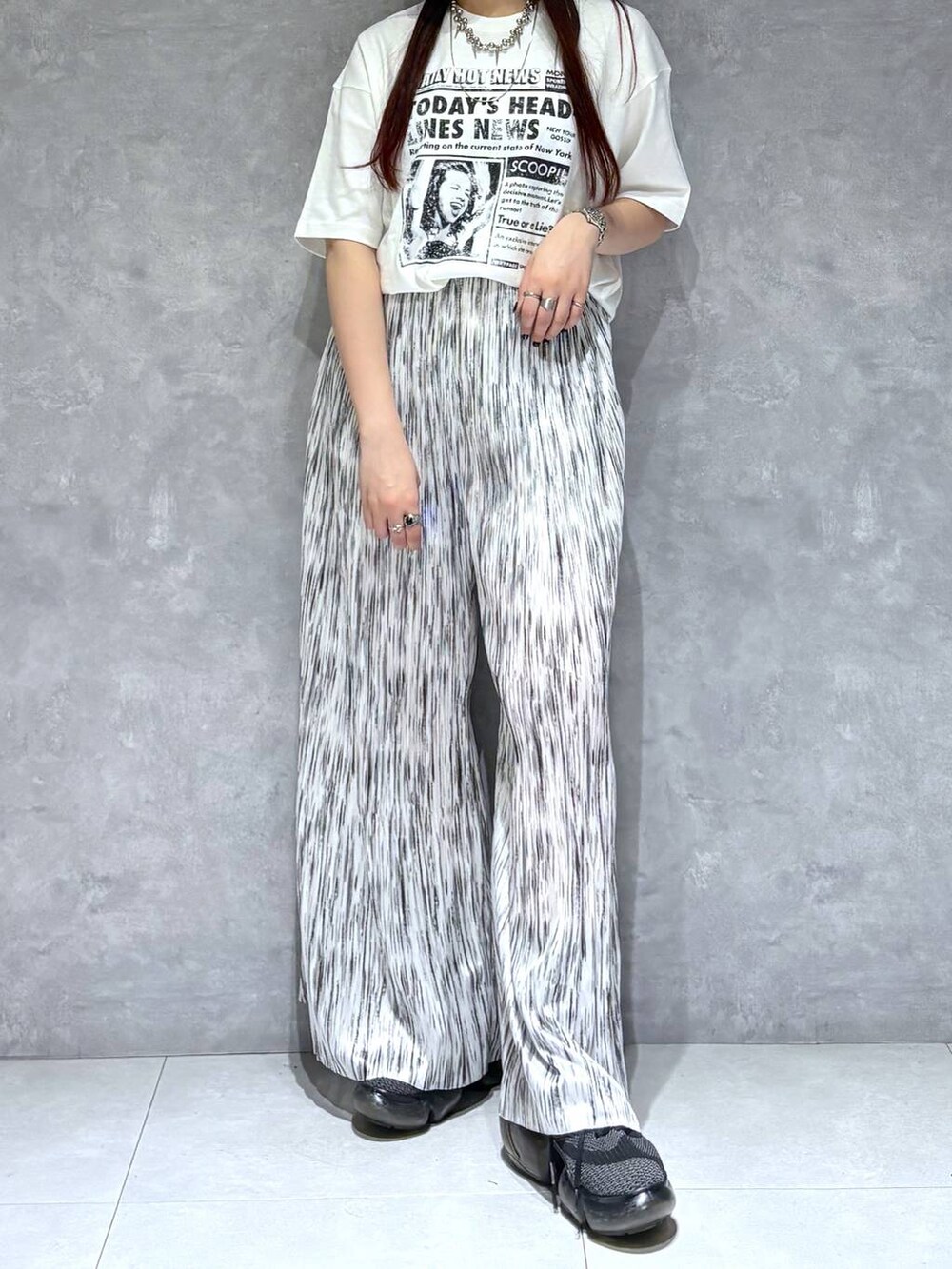 「モード、ストリート、きれいめ、カジュアル、ネックレス、骨格ストレート_PAGEBOY、ブルベ冬_PAGEBOY、Tシャツ」｜「PBLIMの《UNISEX》ニュースペーパーTシャツ（Tシャツ/カットソー、ホワイト系）」を使った、りりりさん（レディース・157cm）の春コーディネートの5枚目の写真