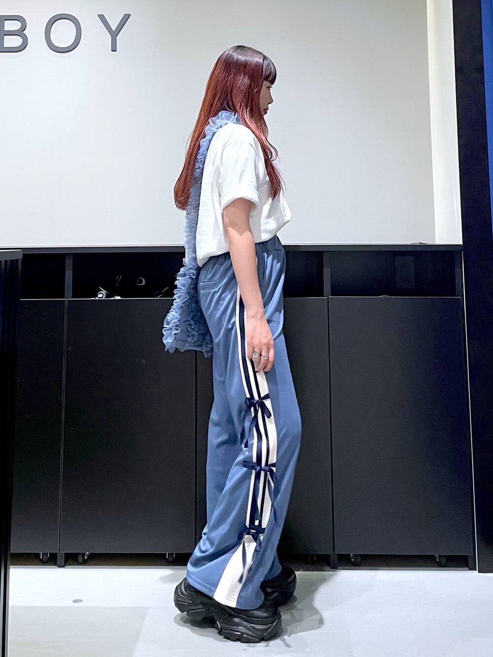 「モード、ストリート、きれいめ、カジュアル、ネックレス、骨格ストレート_PAGEBOY、ブルベ冬_PAGEBOY、Tシャツ、スニーカー、バッグ」｜「PAGEBOYのプラットチャンキースニーカー（スニーカー、ブラック系）」を使った、りりりさん（レディース・157cm）の夏コーディネートの7枚目の写真