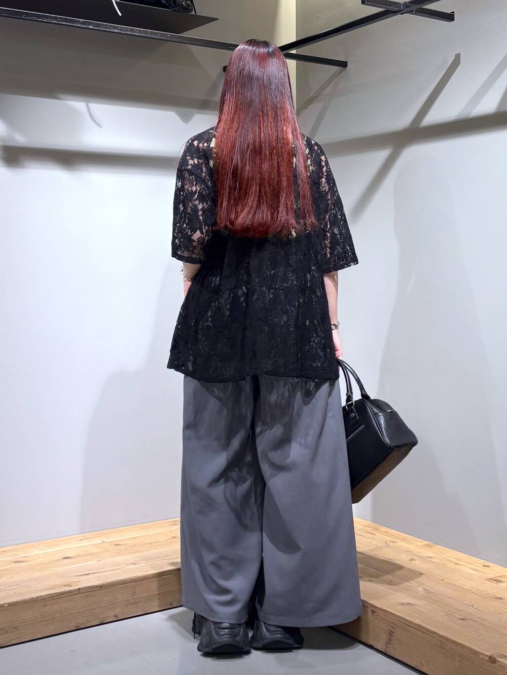 「モード、ストリート、きれいめ、カジュアル、ネックレス、骨格ストレート_PAGEBOY、ブルベ冬_PAGEBOY、シャツ、ブラウス、スラックス、ワイドパンツ、ベルト、バッグ」｜「PAGEBOYのモードバックルベルト3（ベルト、ブラック系）」を使った、りりりさん（レディース・157cm）の春コーディネートの5枚目の写真