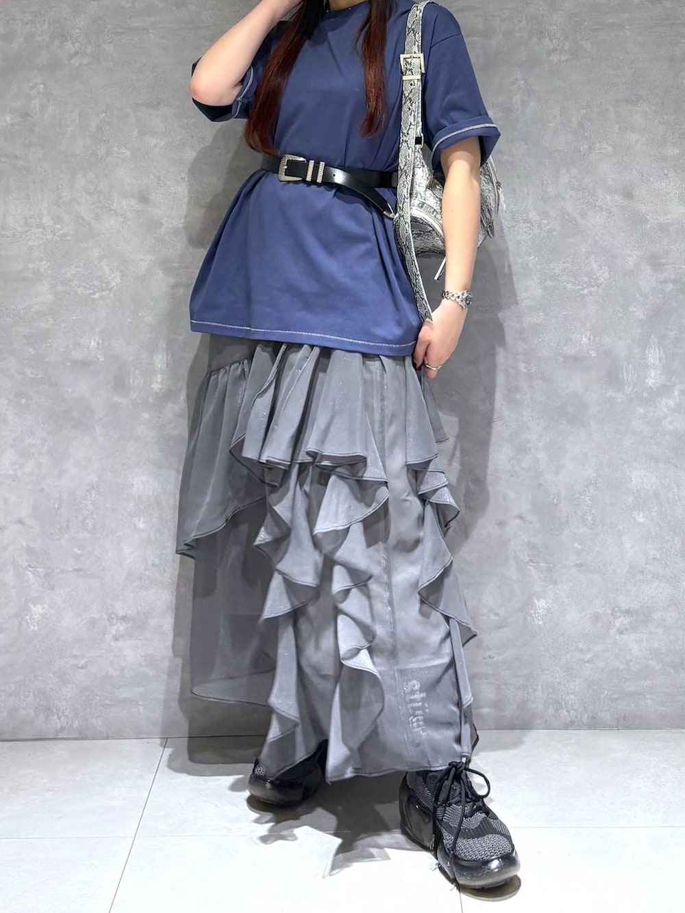 「Tシャツ、モード、ストリート、きれいめ、カジュアル、ネックレス、骨格ストレート_PAGEBOY、ブルベ冬_PAGEBOY、スカート、バッグ、ベルト、オーバーサイズ」｜「PAGEBOYのモードバックルベルト3（ベルト、ブラック系）」を使った、りりりさん（レディース・157cm）の春コーディネートの3枚目の写真