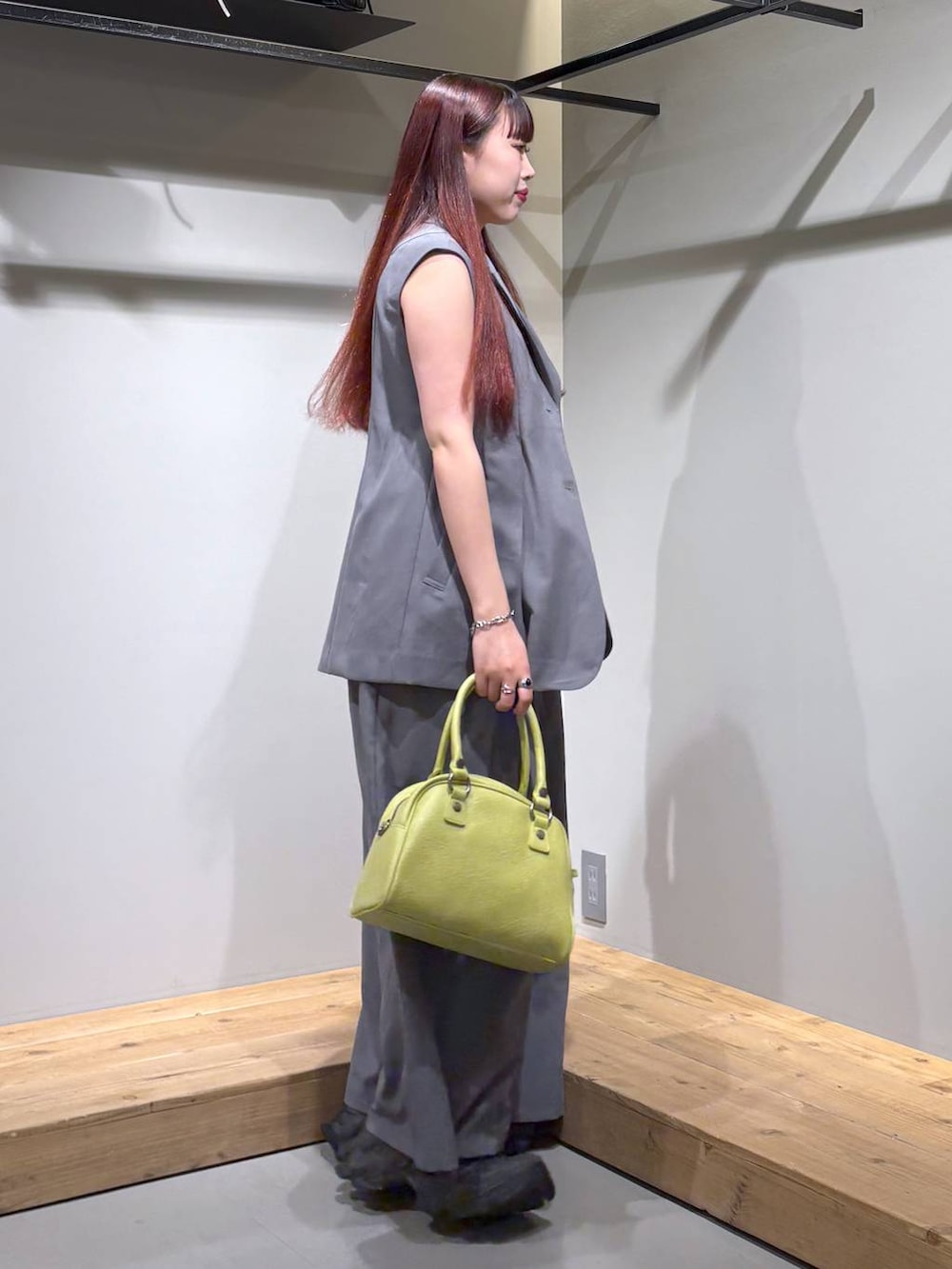 「モード、ストリート、きれいめ、カジュアル、ネックレス、骨格ストレート_PAGEBOY、ブルベ冬_PAGEBOY、セットアップ、ベスト、スラックス、ワイドパンツ、インナー、ベルト、バッグ」｜「PAGEBOYのモードバックルベルト3（ベルト、ブラック系）」を使った、りりりさん（レディース・157cm）の夏コーディネートの6枚目の写真