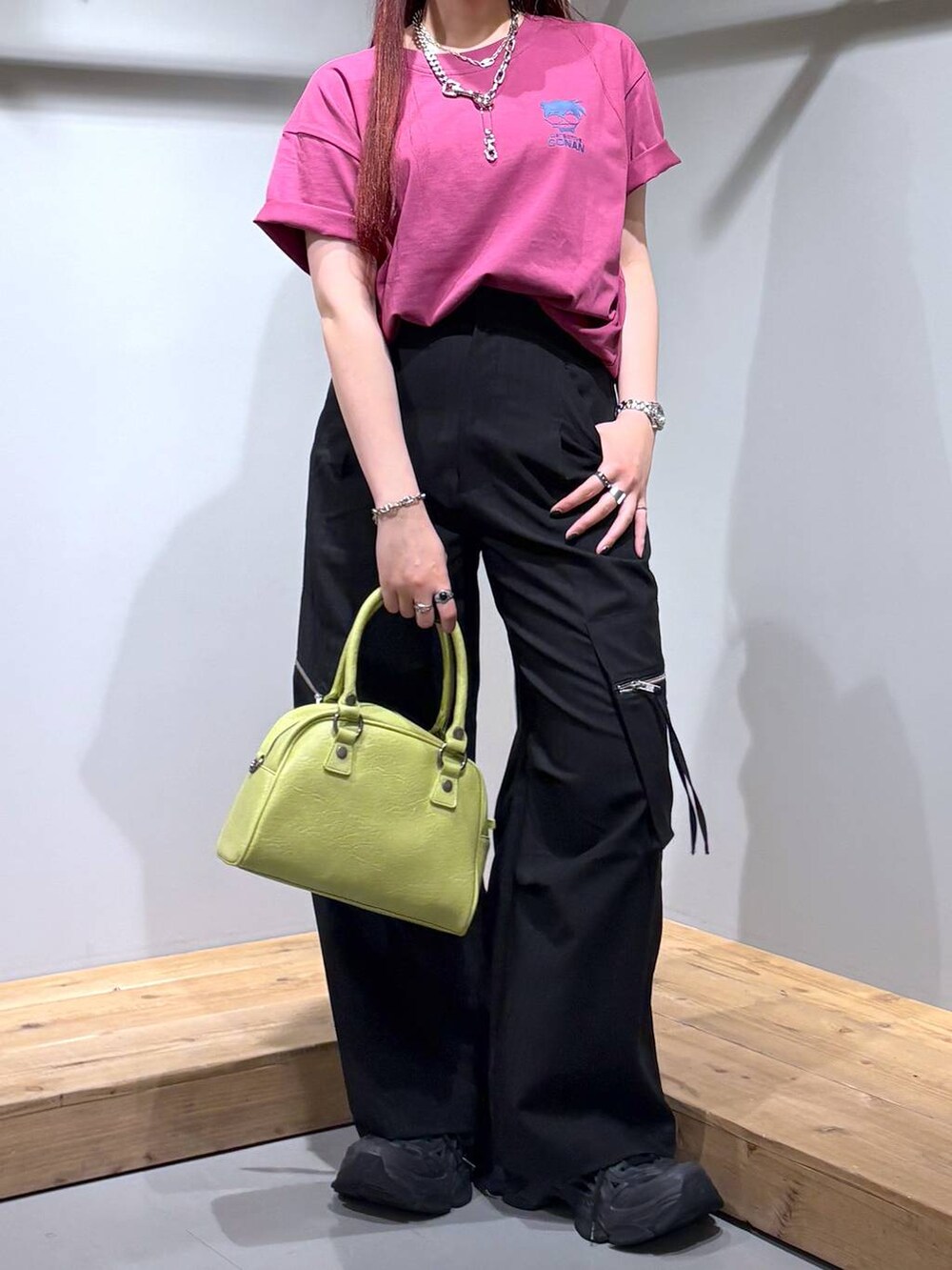 「モード、ストリート、きれいめ、カジュアル、ネックレス、骨格ストレート_PAGEBOY、ブルベ冬_PAGEBOY、Tシャツ」｜「PAGEBOYのTRカーゴスラックス（カーゴパンツ、ブラック系）」を使った、りりりさん（レディース・157cm）の春コーディネートの6枚目の写真