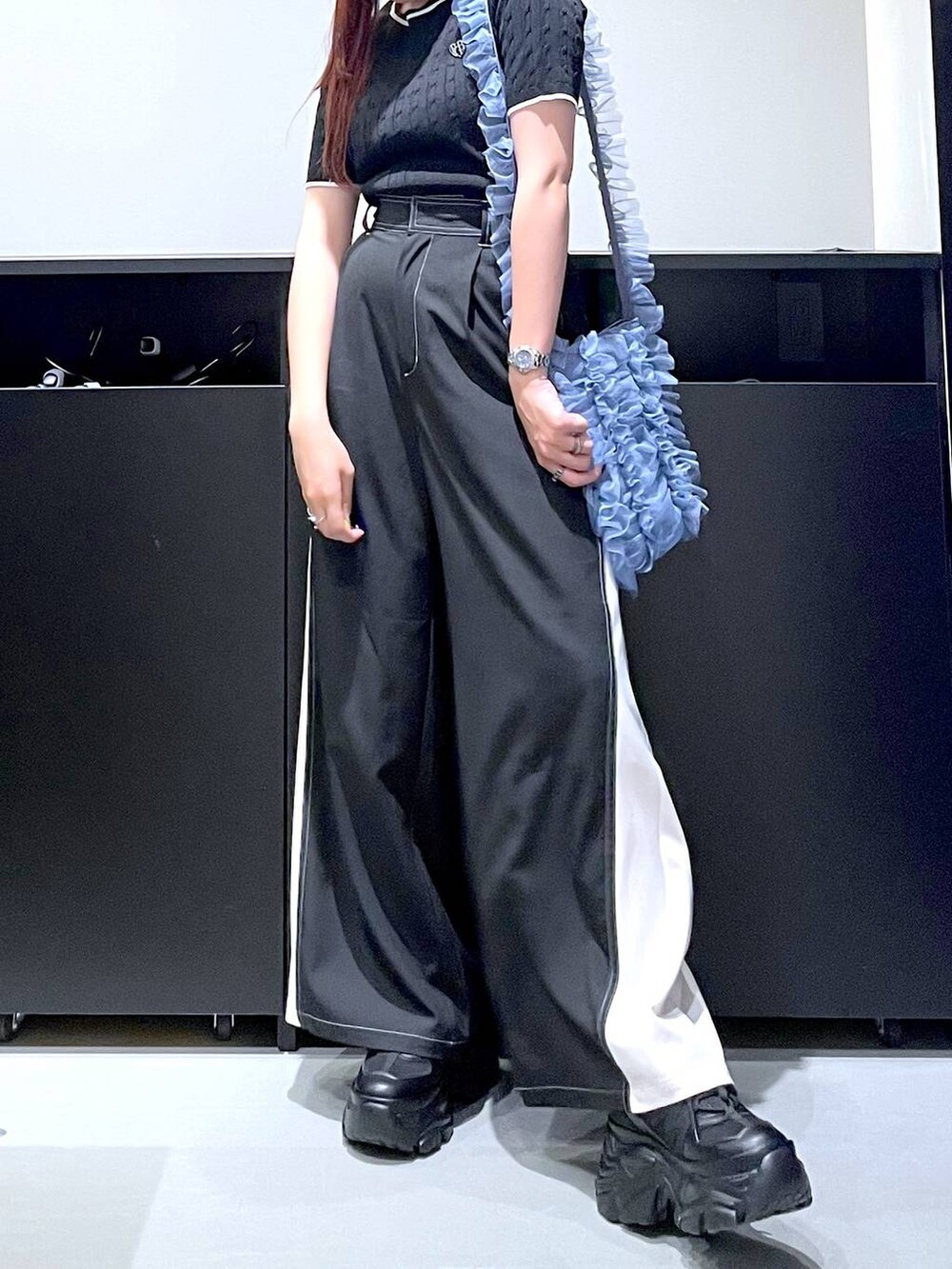 「モード、ストリート、きれいめ、カジュアル、ネックレス、骨格ストレート_PAGEBOY、ブルベ冬_PAGEBOY、パンツ、スラックス、ベレー帽、スニーカー、バッグ」｜「PAGEBOYのプラットチャンキースニーカー（スニーカー、ブラック系）」を使った、りりりさん（レディース・157cm）の夏コーディネートの3枚目の写真