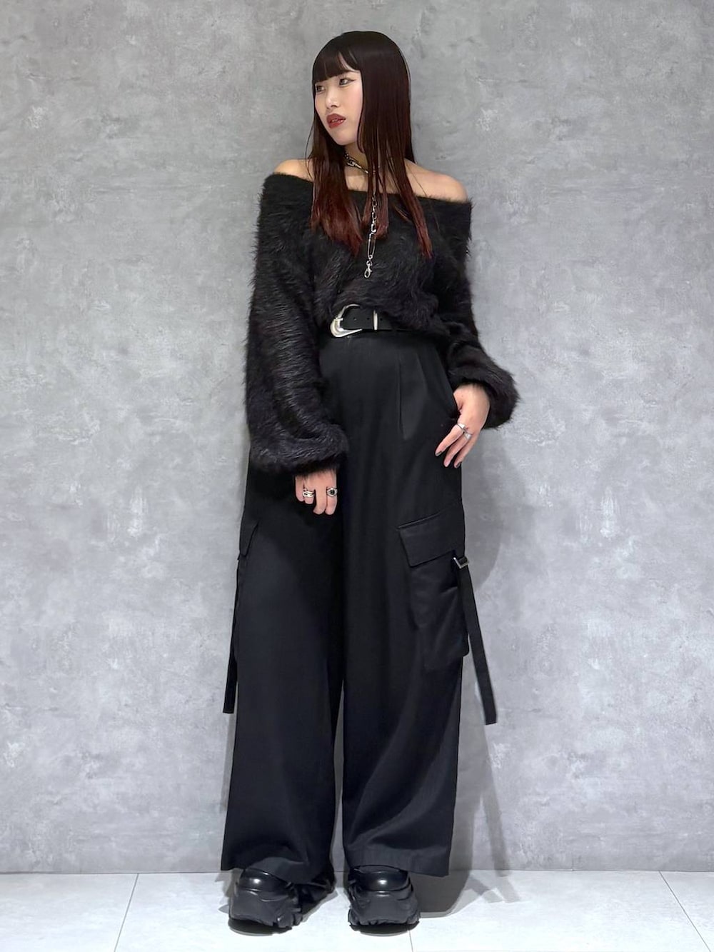 ブラック系のブーツ、ブラック系のスラックス、ブラック系のニット/セーターを着用したレディースの秋コーディネートの9枚目の写真