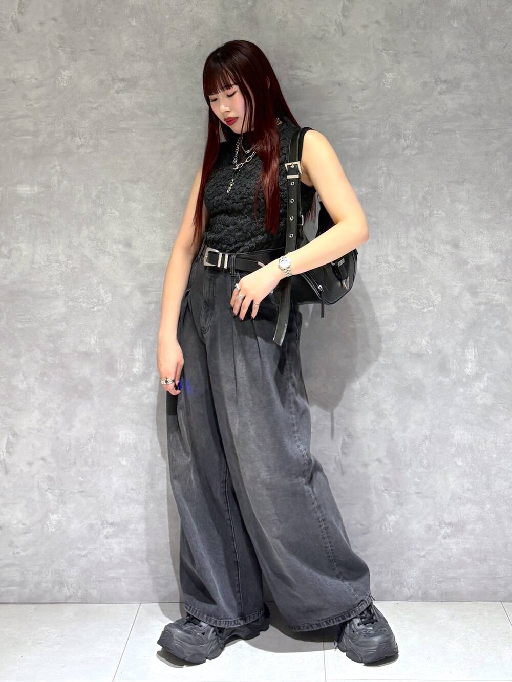 ブラック系のデニムパンツ、ブラック系のショルダーバッグ、ブラック系のTシャツ/カットソーを着用したレディースの春コーディネートの8枚目の写真