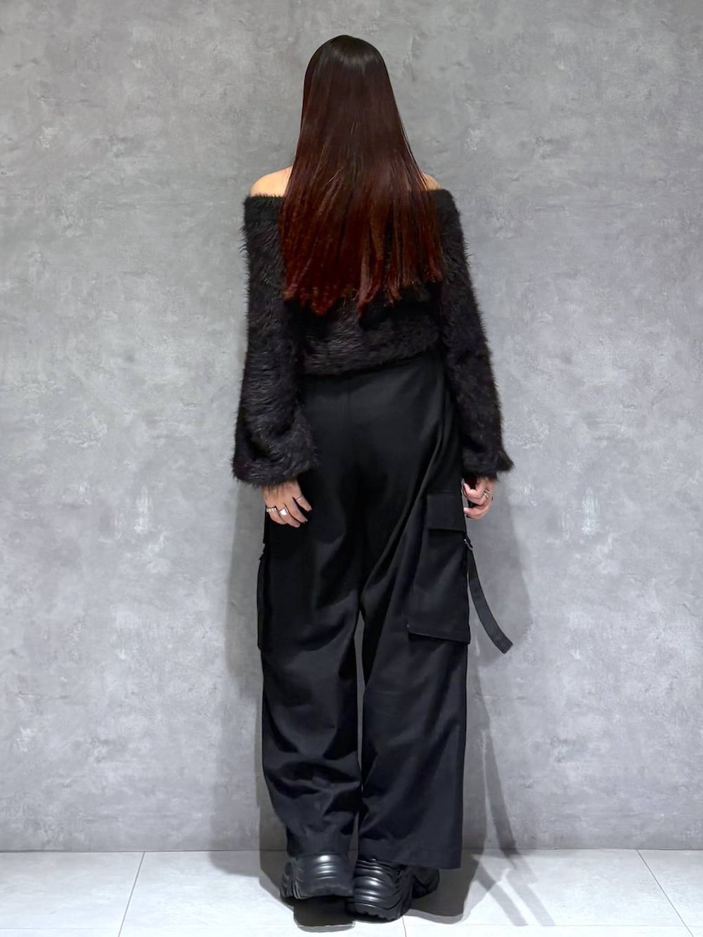 ブラック系のブーツ、ブラック系のスラックス、ブラック系のニット/セーターを着用したレディースの秋コーディネートの7枚目の写真