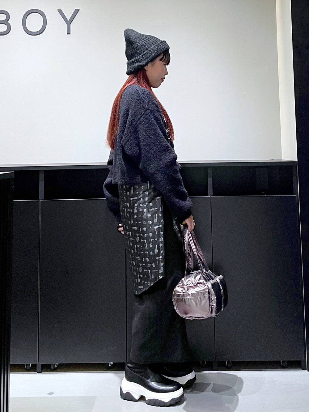 その他のショルダーバッグ、ブラック系のシャツ/ブラウス、ブラック系のスカートを着用したレディースの秋コーディネートの6枚目の写真