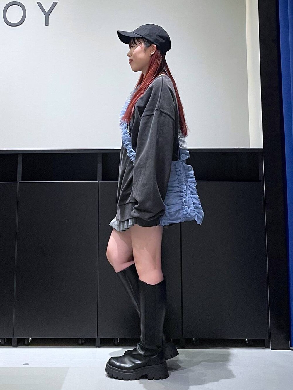 「モード、ストリート、きれいめ、カジュアル、ネックレス、骨格ストレート_PAGEBOY、ブルベ冬_PAGEBOY、ブーツ、ミニスカート、ショートパンツ、スウェット、キャップ、バッグ」｜「PAGEBOYの一部店舗展開<Casselin>チュールシャーリングショルダー（その他小物、ブルー系）」を使った、りりりさん（レディース・157cm）の夏コーディネートの4枚目の写真