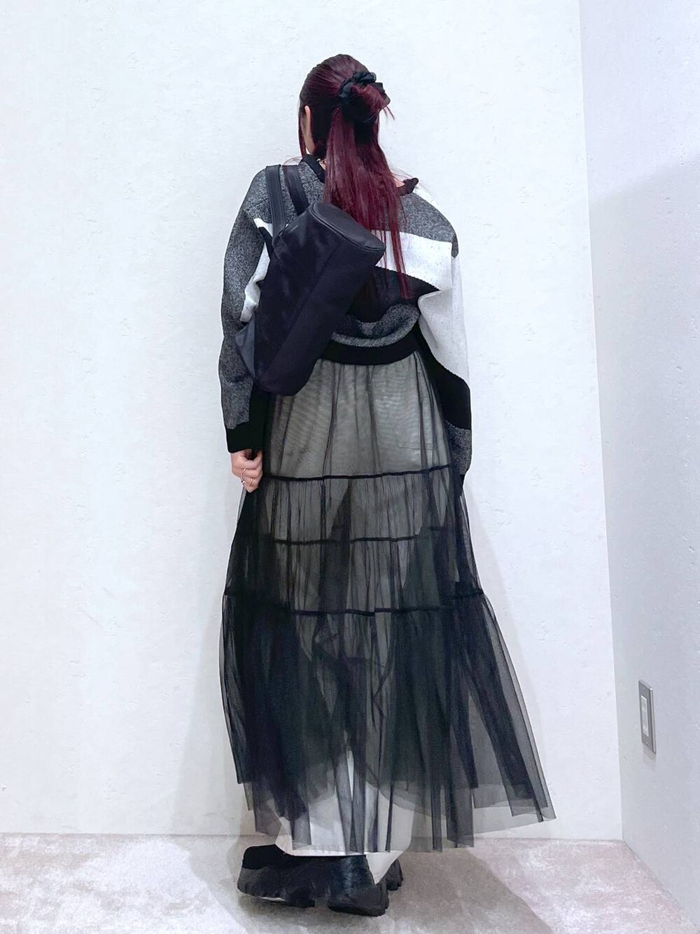 「モード、ストリート、きれいめ、春コーデ、カジュアル、ネックレス、骨格ストレート_PAGEBOY、ブルベ冬_PAGEBOY、スカート、ニット、カーディガン、デニムパンツ、バッグ」｜「PBLIMのPBLIM/ナイロンボストンバック（ドラムバッグ、ブラック系）」を使った、りりりさん（レディース・157cm）の春コーディネートの4枚目の写真