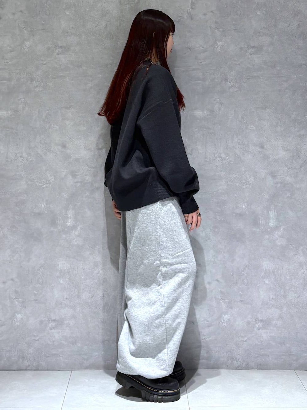 グレー系のスウェットパンツ、ブラック系のニット/セーターを着用したレディースの秋コーディネートの5枚目の写真