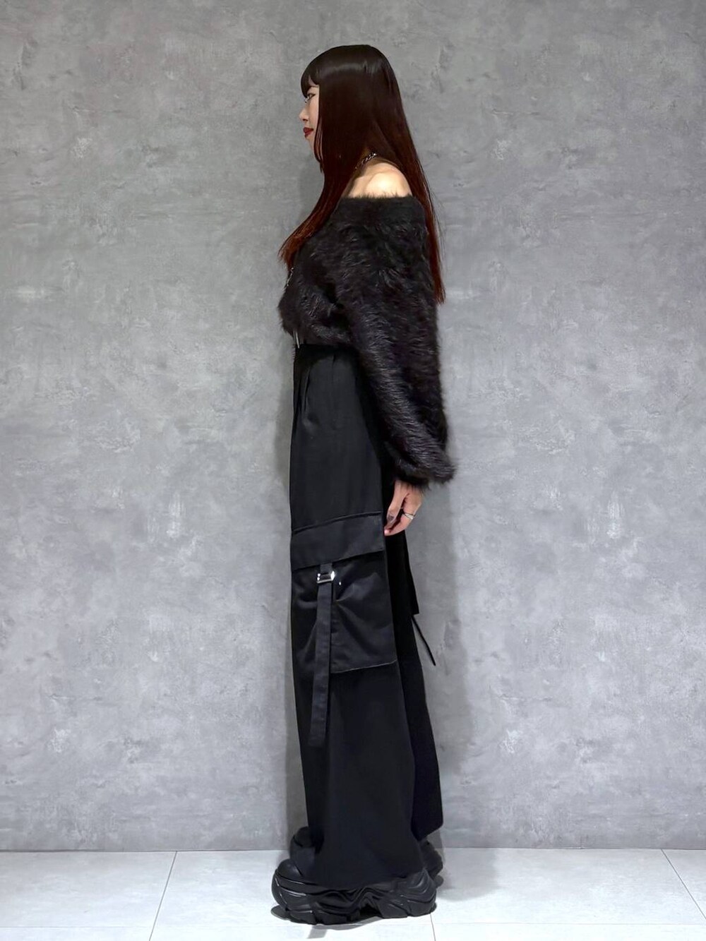 ブラック系のブーツ、ブラック系のスラックス、ブラック系のニット/セーターを着用したレディースの秋コーディネートの6枚目の写真