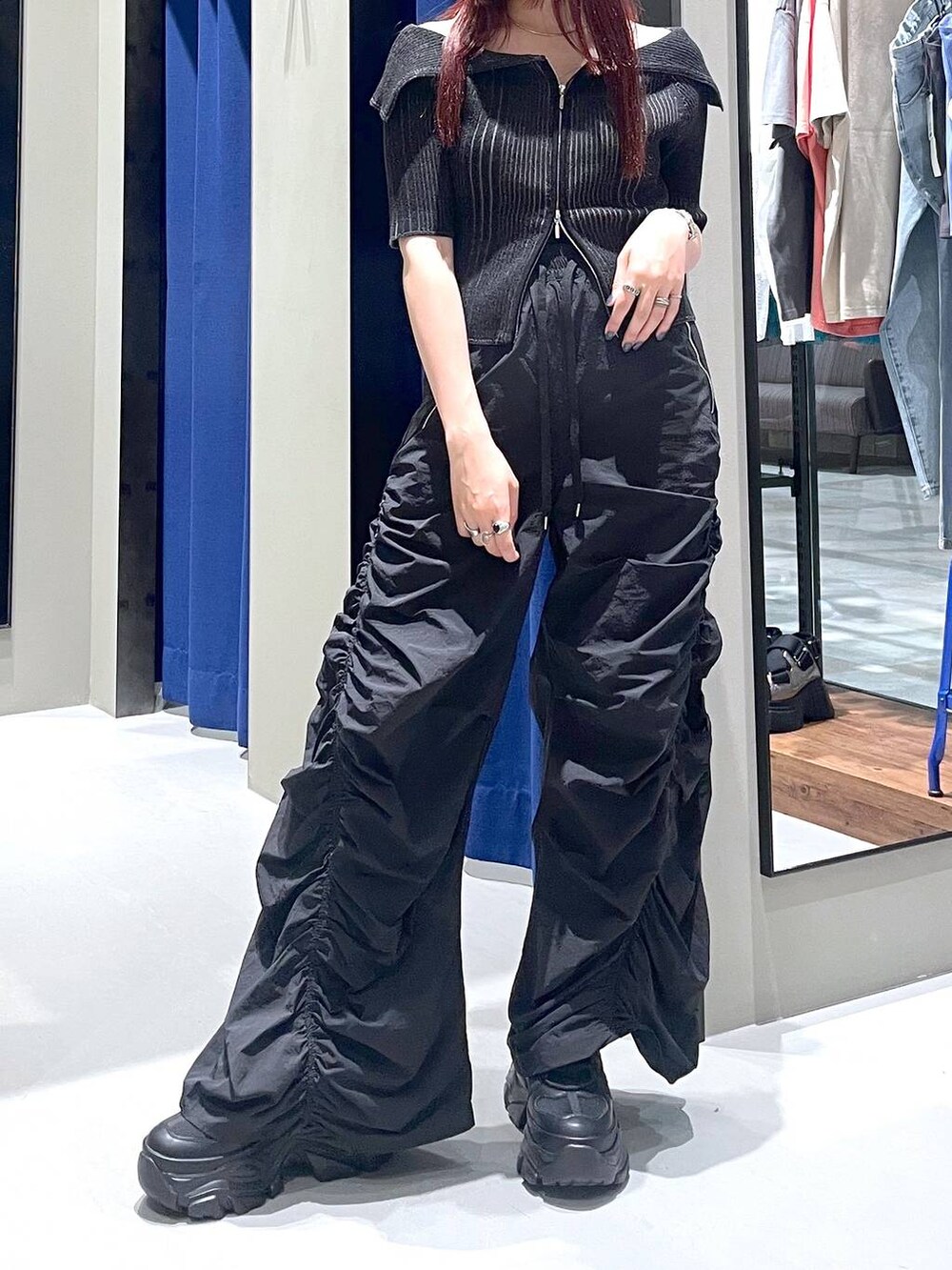 ブラック系のニット/セーター、ブラック系のその他パンツ、ブラック系のスニーカーを着用したレディースの夏コーディネートの3枚目の写真