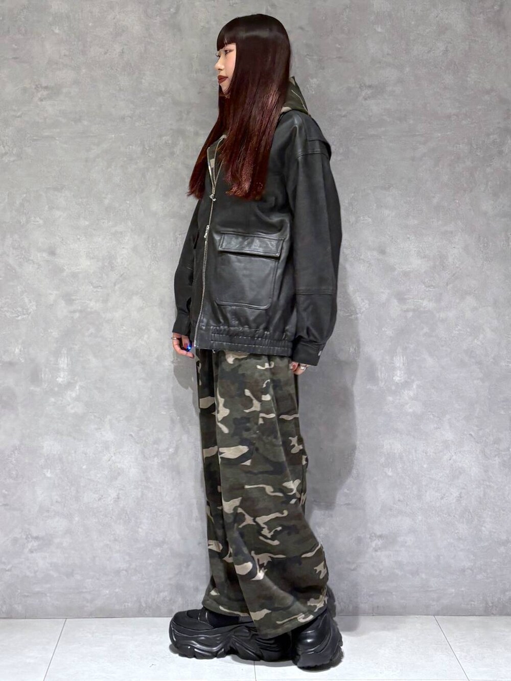 ブラック系のブーツ、その他のスウェットパンツ、ブラック系のブルゾンを着用したレディースの秋コーディネートの4枚目の写真