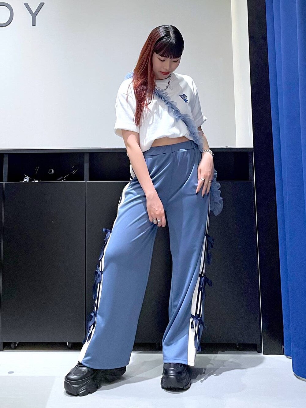 「モード、ストリート、きれいめ、カジュアル、ネックレス、骨格ストレート_PAGEBOY、ブルベ冬_PAGEBOY、Tシャツ、スニーカー、バッグ」｜「PAGEBOYのプラットチャンキースニーカー（スニーカー、ブラック系）」を使った、りりりさん（レディース・157cm）の夏コーディネートの4枚目の写真