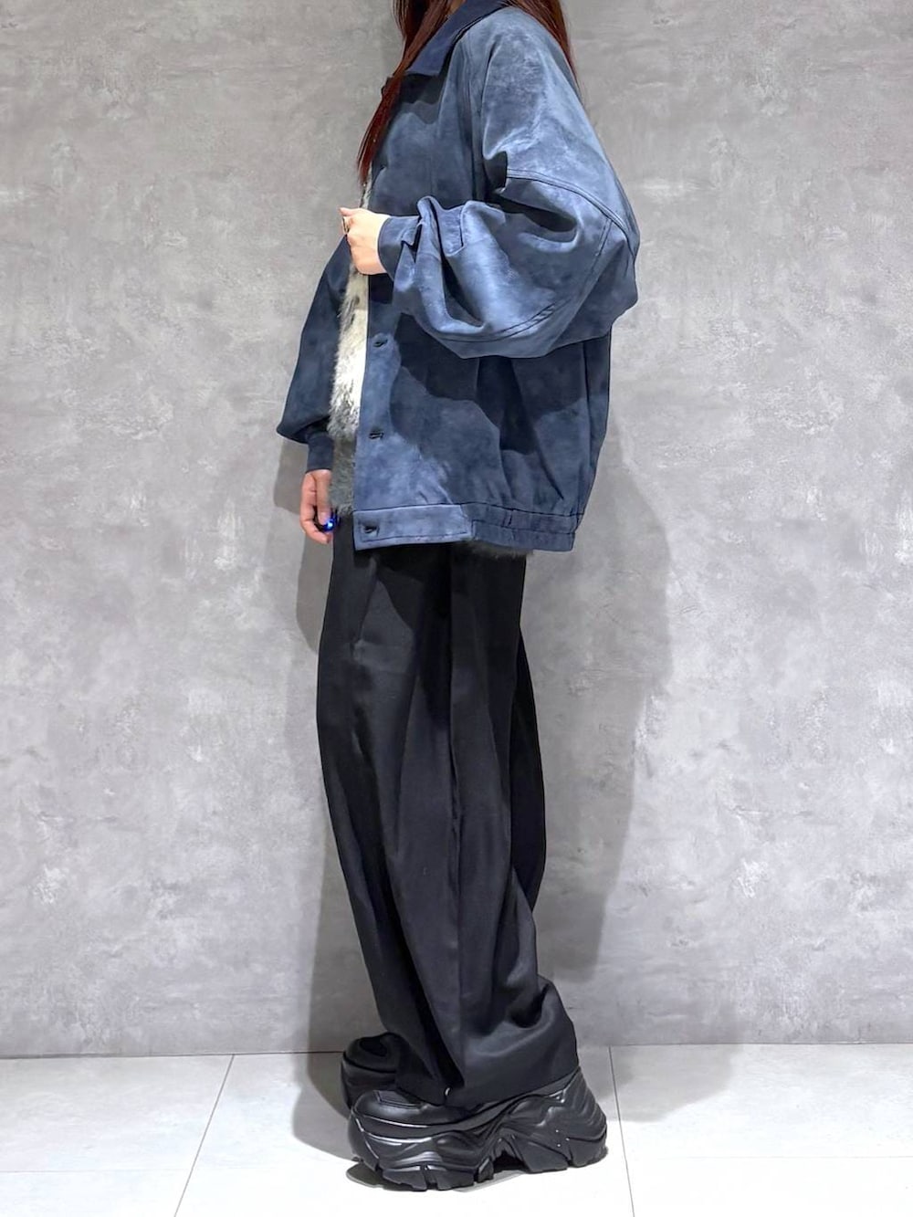 ブラック系のスニーカー、ブルー系のブルゾン、グレー系のニット/セーターを着用したレディースの秋コーディネートの4枚目の写真