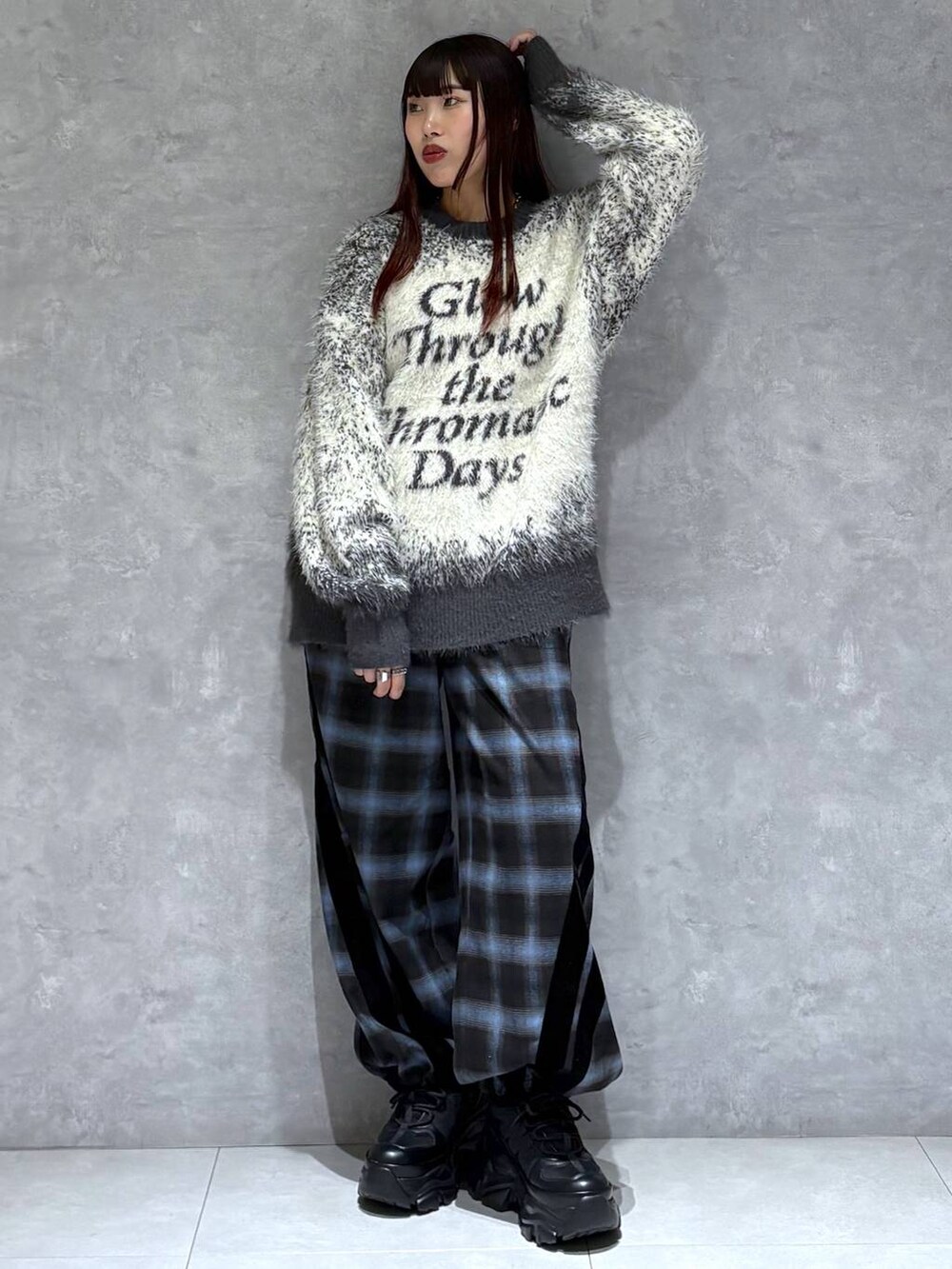 ブラック系のスニーカー、グレー系のニット/セーター、ブラック系のスラックスを着用したレディースの秋コーディネートの8枚目の写真