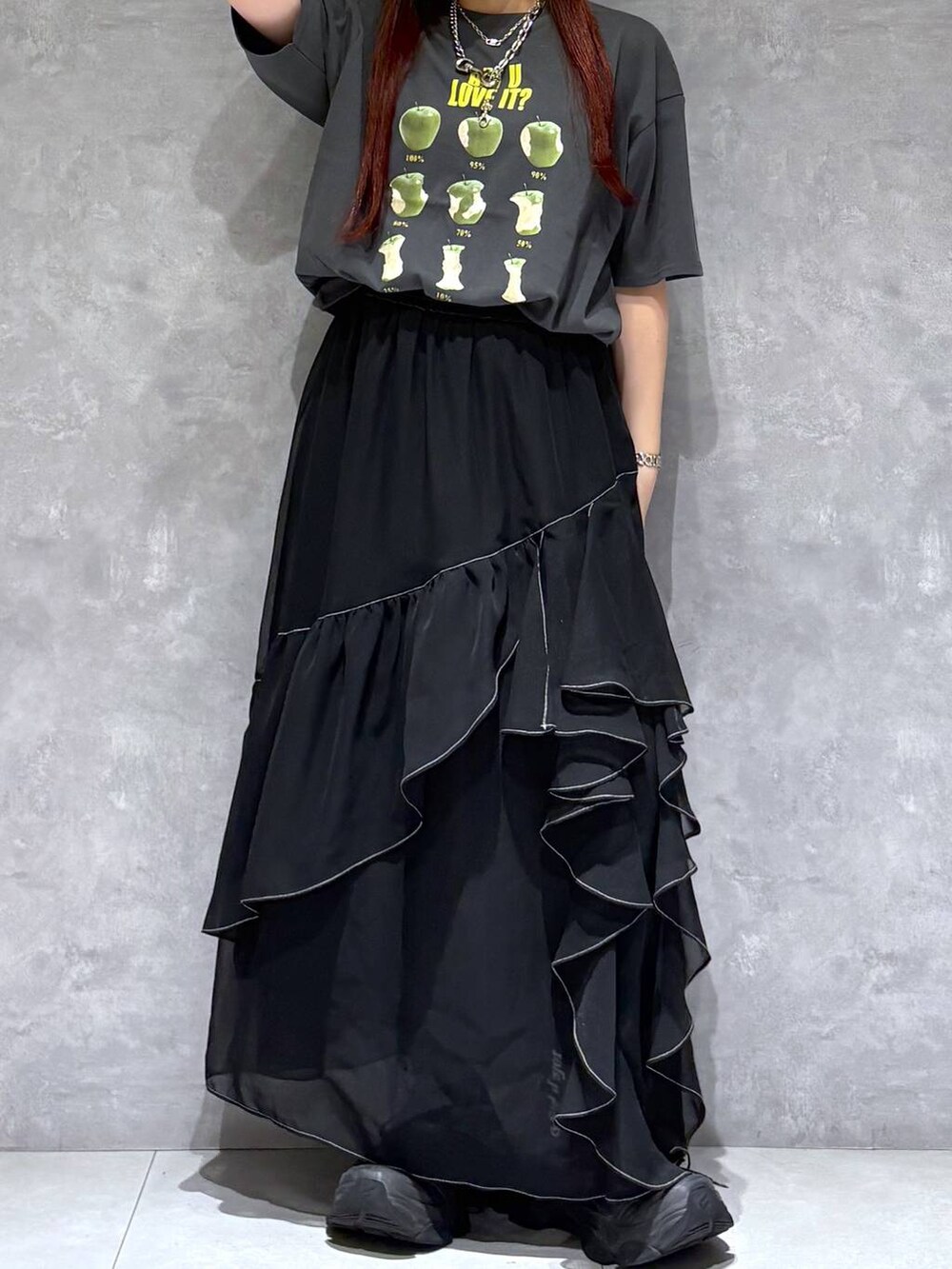 「モード、ストリート、きれいめ、カジュアル、ネックレス、骨格ストレート_PAGEBOY、ブルベ冬_PAGEBOY、Tシャツ、スカート」｜「PAGEBOYのステッチフリルスカート（スカート、ブラック系）」を使った、りりりさん（レディース・157cm）の春コーディネートの3枚目の写真