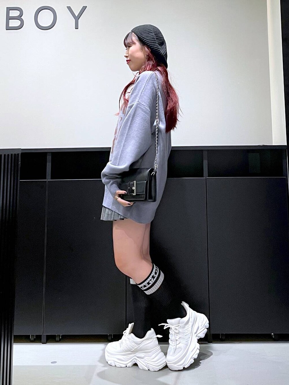 「モード、ストリート、きれいめ、カジュアル、ネックレス、骨格ストレート_PAGEBOY、ブルベ冬_PAGEBOY、ニット、ミニスカート、ショートパンツ、スニーカー、バッグ、ニット帽」｜「PAGEBOYの<高畠百加着用アイテム>プラットチャンキースニーカー（スニーカー、ホワイト系）」を使った、りりりさん（レディース・157cm）の秋コーディネートの4枚目の写真