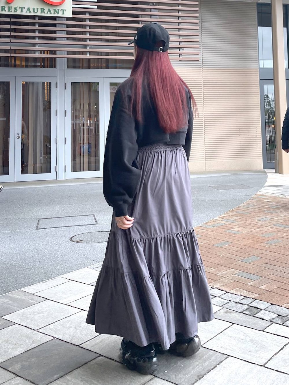 ホワイト系のTシャツ/カットソー、ブラック系のスウェット、グレー系のワンピースを着用したレディースの春コーディネートの5枚目の写真