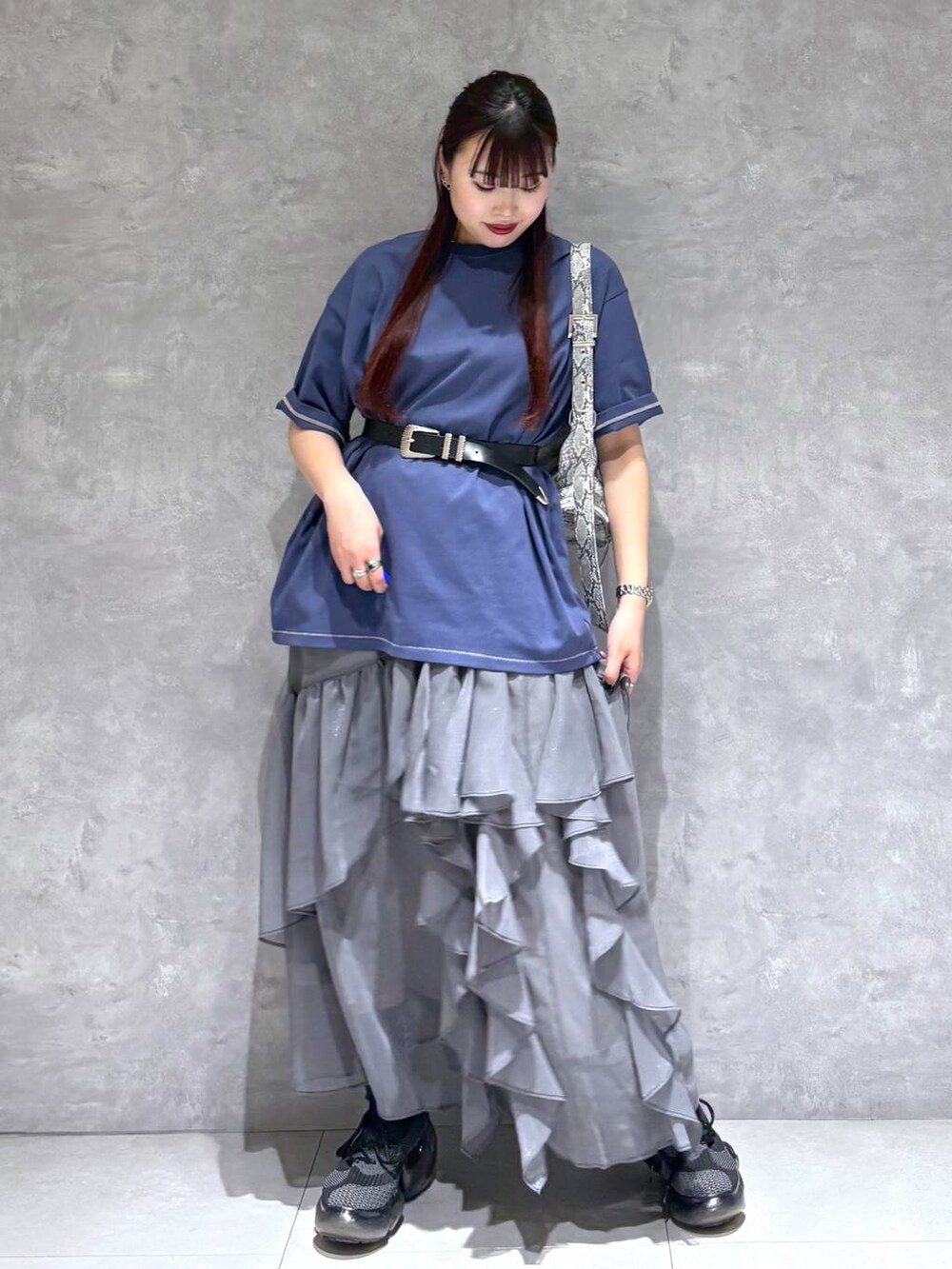 「Tシャツ、モード、ストリート、きれいめ、カジュアル、ネックレス、骨格ストレート_PAGEBOY、ブルベ冬_PAGEBOY、スカート、バッグ、ベルト、オーバーサイズ」｜「PAGEBOYのモードバックルベルト3（ベルト、ブラック系）」を使った、りりりさん（レディース・157cm）の春コーディネートの7枚目の写真