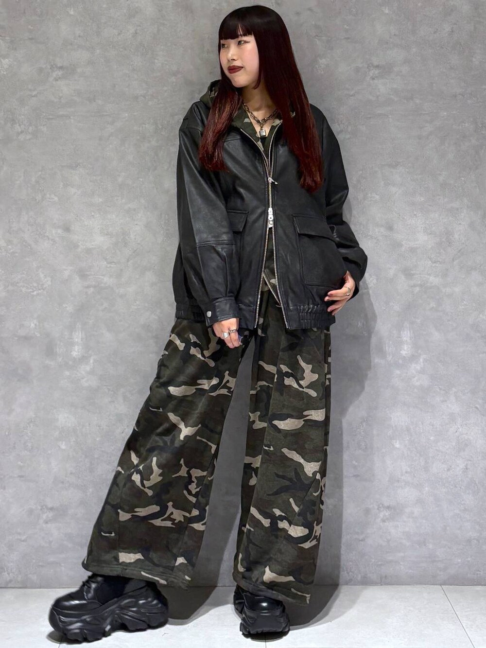 ブラック系のブーツ、その他のスウェットパンツ、ブラック系のブルゾンを着用したレディースの秋コーディネートの7枚目の写真