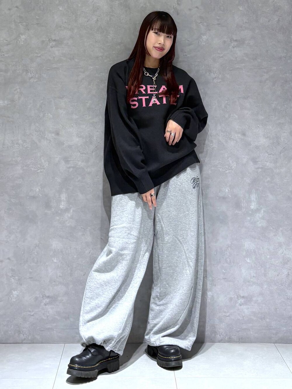 グレー系のスウェットパンツ、ブラック系のニット/セーターを着用したレディースの秋コーディネートの6枚目の写真