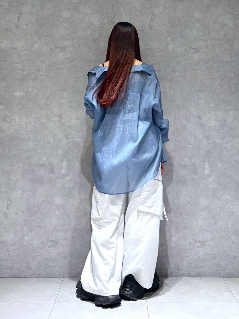「モード、ストリート、きれいめ、カジュアル、ネックレス、骨格ストレート_PAGEBOY、ブルベ冬_PAGEBOY、シャツ、スラックス、ベルト、インナー」｜「PAGEBOYのモードバックルベルト3（ベルト、ブラック系）」を使った、りりりさん（レディース・157cm）の春コーディネートの5枚目の写真