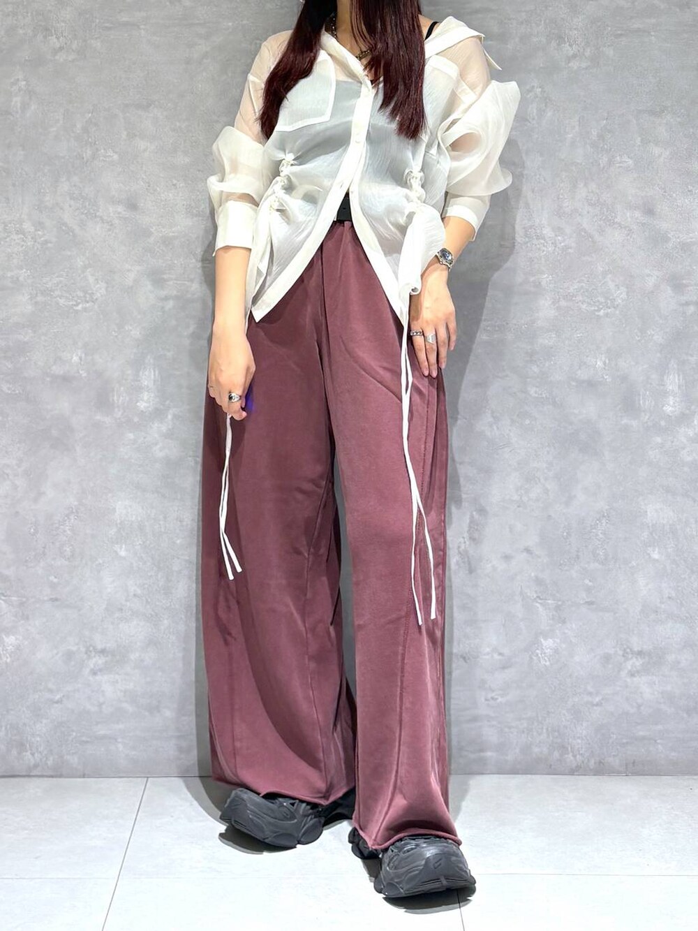 ホワイト系のシャツ/ブラウス、レッド系のスウェットパンツを着用したレディースの秋コーディネートの6枚目の写真