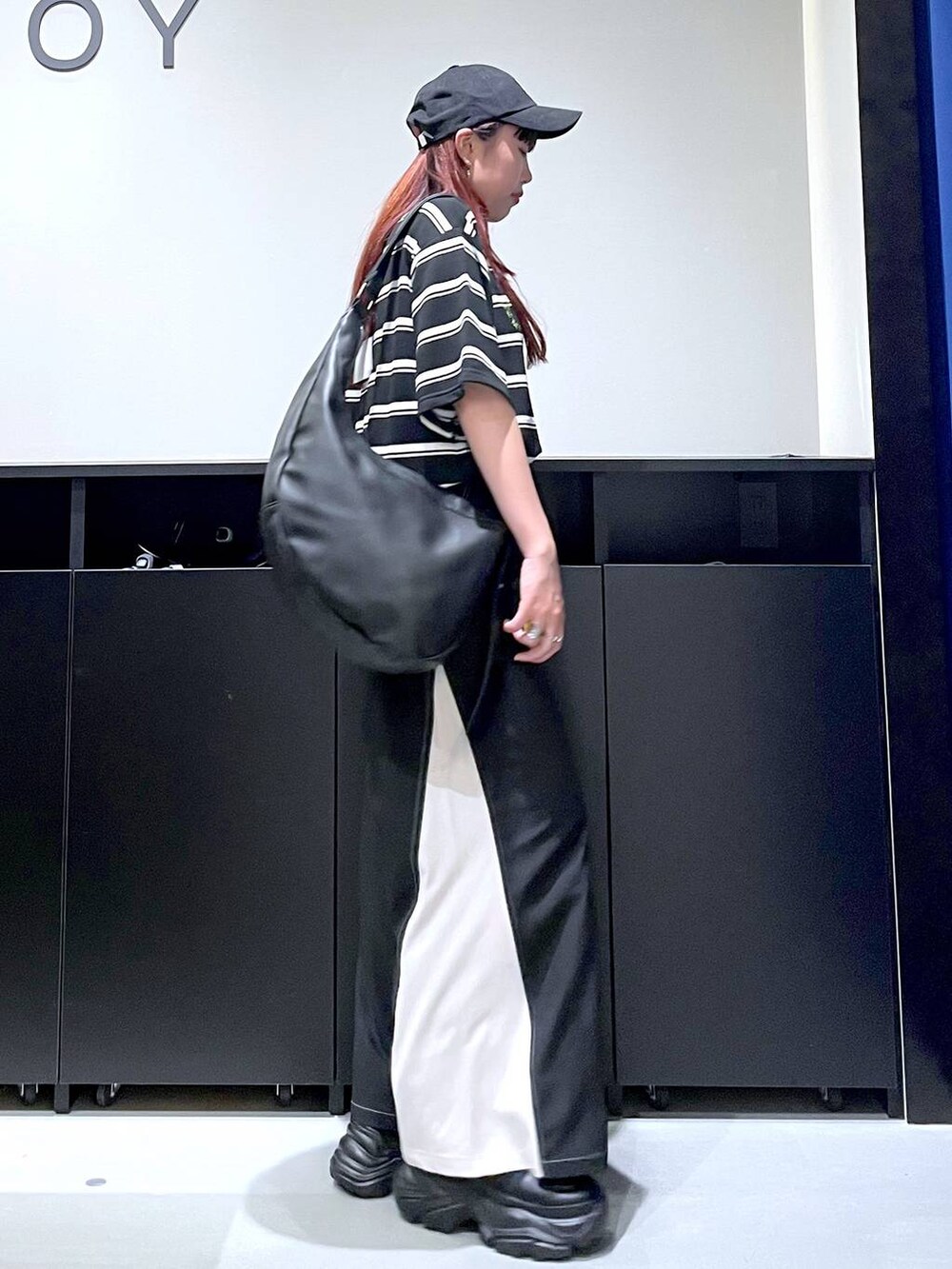 ブラック系のスニーカー、グレー系のその他パンツ、ブラック系のTシャツ/カットソーを着用したレディースの秋コーディネートの3枚目の写真