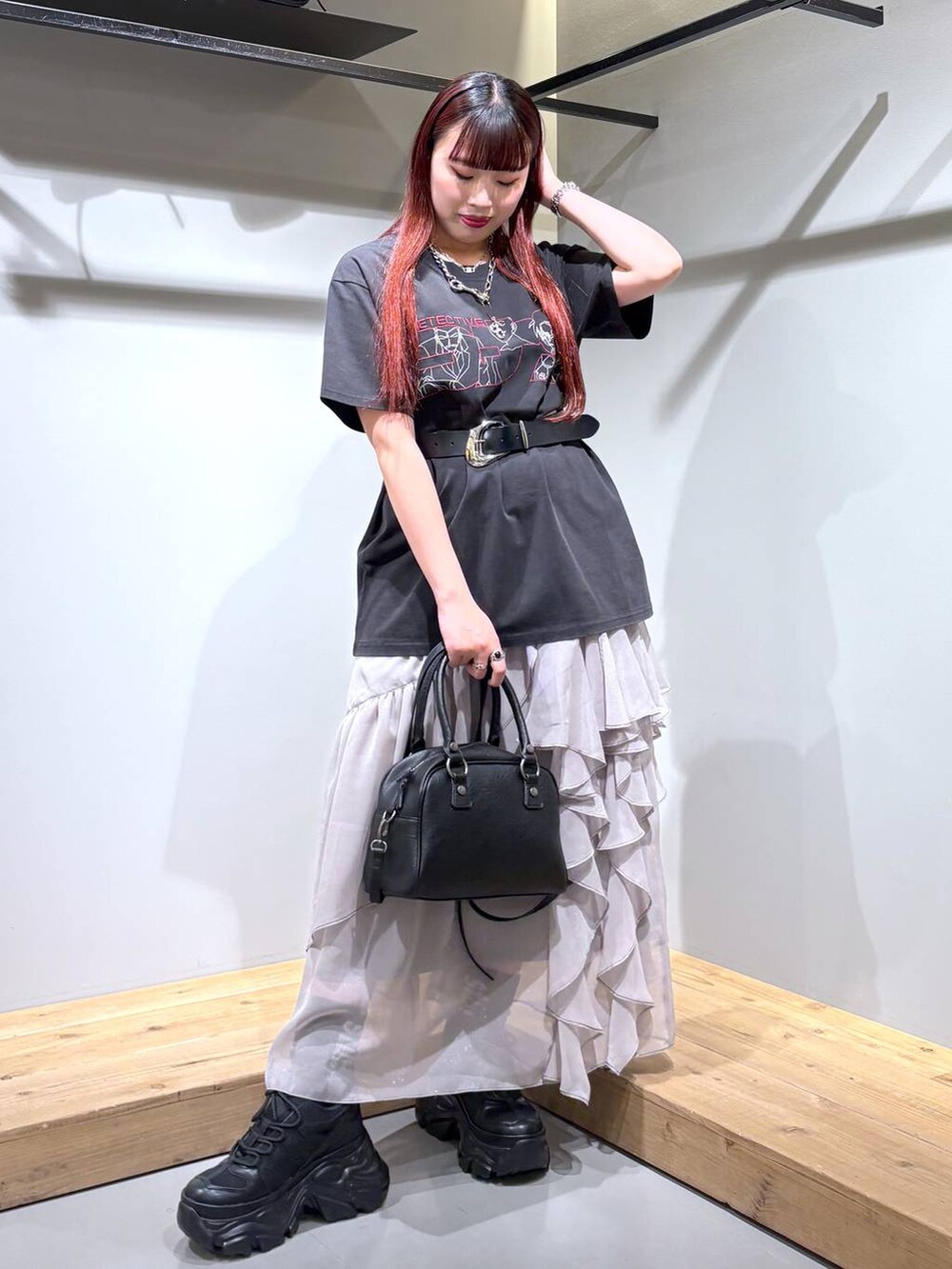 「モード、ストリート、きれいめ、カジュアル、ネックレス、骨格ストレート_PAGEBOY、ブルベ冬_PAGEBOY、Tシャツ、スカート、ベルト、スニーカー、バッグ」｜「PAGEBOYのプラットチャンキースニーカー（スニーカー、ブラック系）」を使った、りりりさん（レディース・157cm）の春コーディネートの7枚目の写真