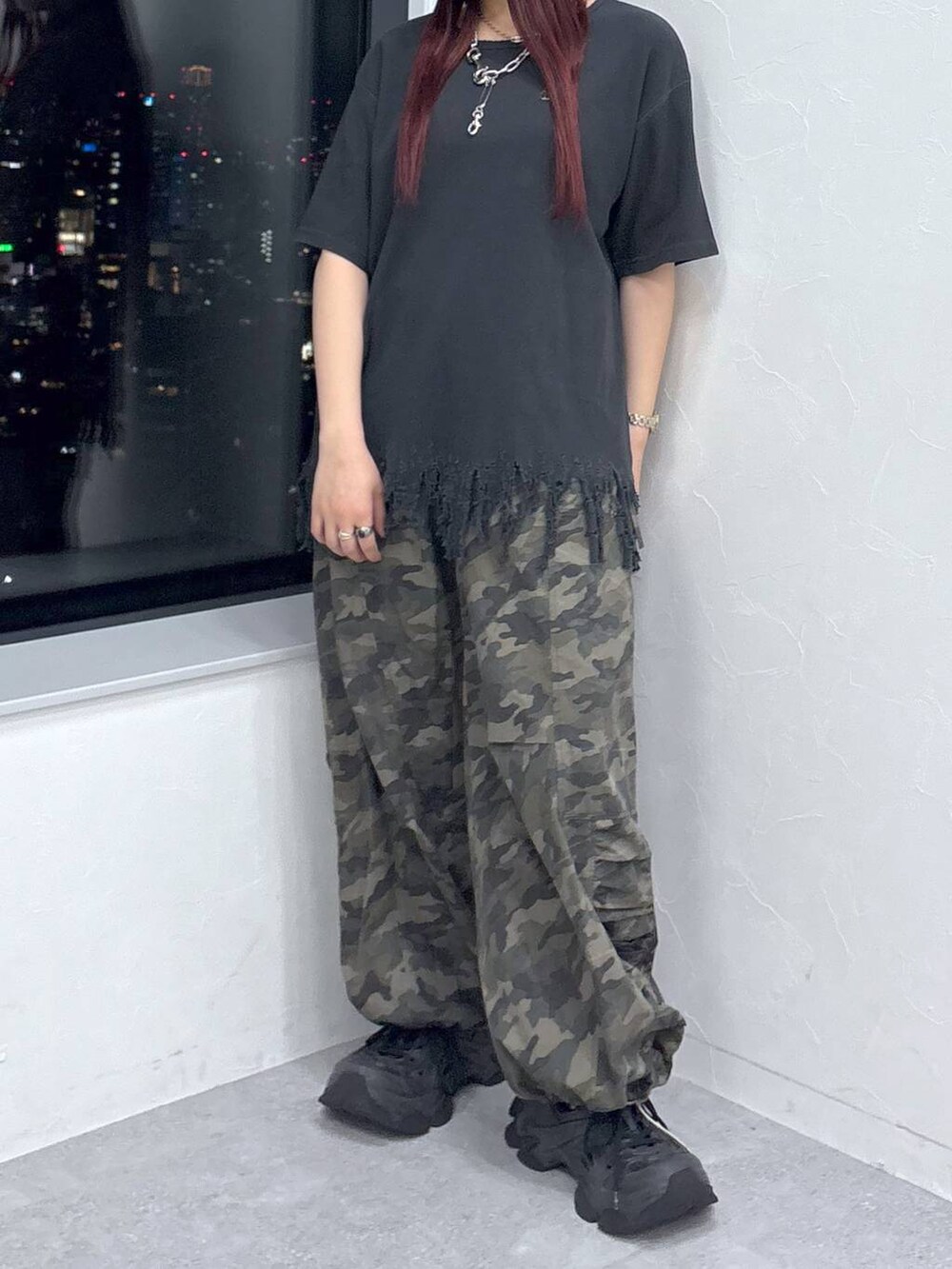 「モード、ストリート、きれいめ、カジュアル、ネックレス、骨格ストレート_PAGEBOY、ブルベ冬_PAGEBOY」｜「Anuiの【UNISEX/3サイズ展開】ミリタリードロストパンツ（カーゴパンツ、その他）」を使った、りりりさん（レディース・157cm）の春コーディネートの8枚目の写真