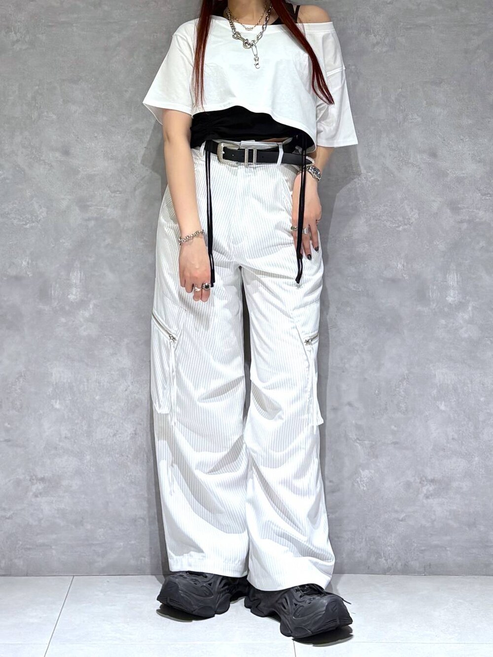 「ブルベ冬_PAGEBOY、Tシャツ、スラックス、ベルト、モード、ストリート、きれいめ、カジュアル、ネックレス、骨格ストレート_PAGEBOY」｜「PAGEBOYのモードバックルベルト3（ベルト、ブラック系）」を使った、りりりさん（レディース・157cm）の夏コーディネートの3枚目の写真