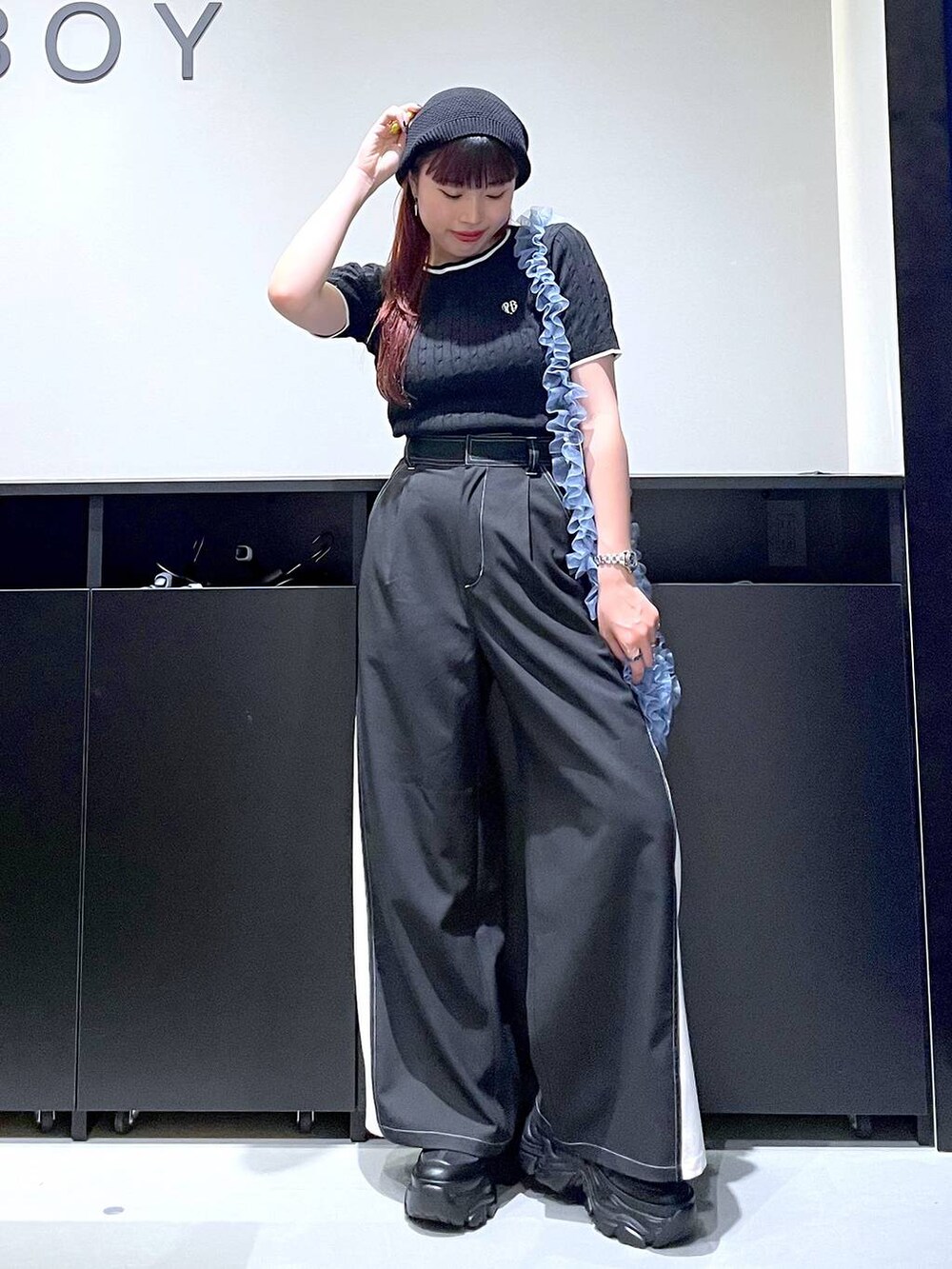 「モード、ストリート、きれいめ、カジュアル、ネックレス、骨格ストレート_PAGEBOY、ブルベ冬_PAGEBOY、パンツ、スラックス、ベレー帽、スニーカー、バッグ」｜「PAGEBOYのプラットチャンキースニーカー（スニーカー、ブラック系）」を使った、りりりさん（レディース・157cm）の夏コーディネートの2枚目の写真