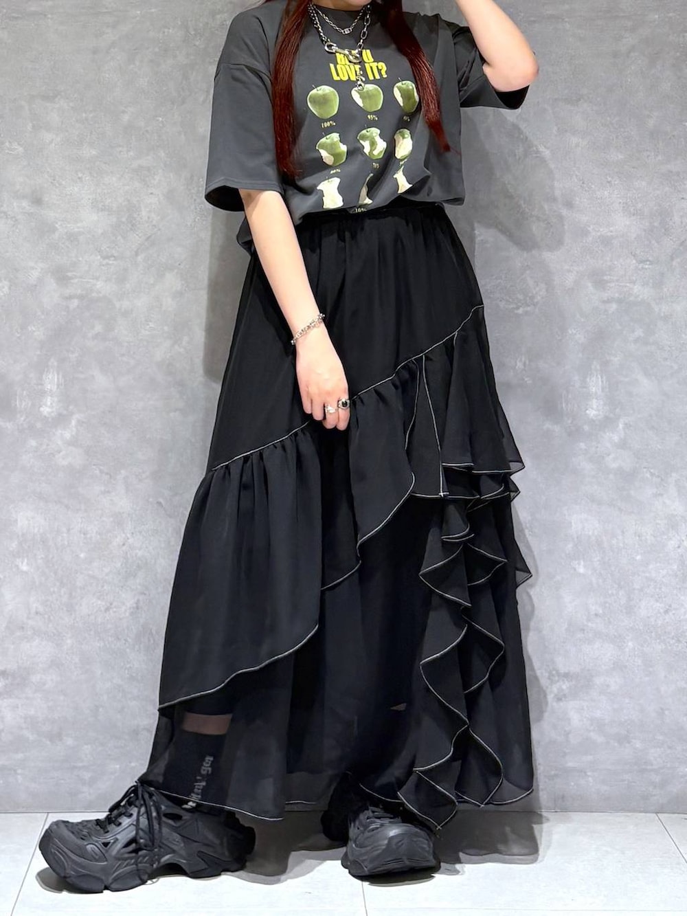 「モード、ストリート、きれいめ、カジュアル、ネックレス、骨格ストレート_PAGEBOY、ブルベ冬_PAGEBOY、Tシャツ、スカート」｜「PAGEBOYのステッチフリルスカート（スカート、ブラック系）」を使った、りりりさん（レディース・157cm）の春コーディネートの7枚目の写真