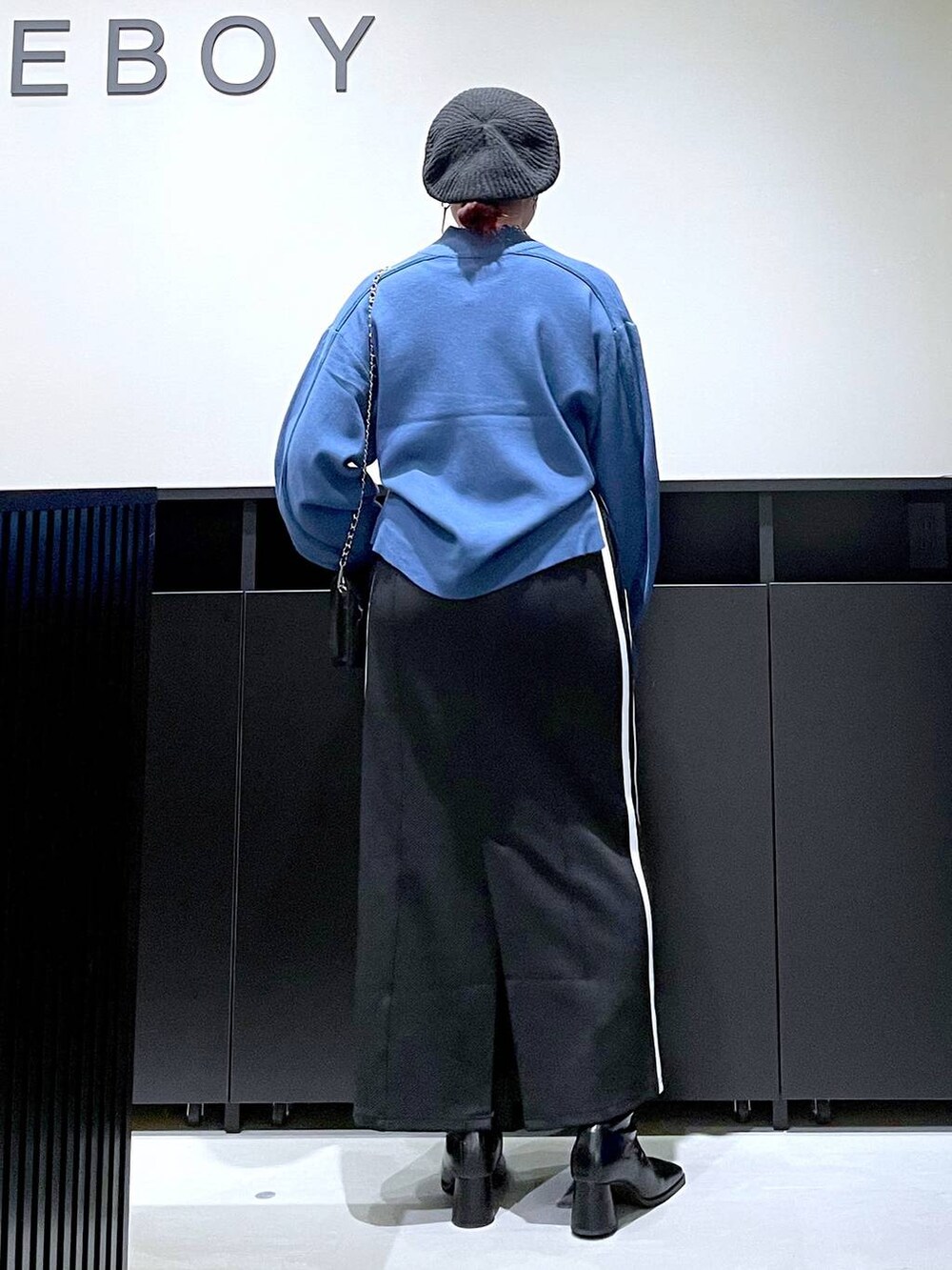 「モード、ストリート、きれいめ、カジュアル、ネックレス、骨格ストレート_PAGEBOY、ブルベ冬_PAGEBOY、ニット、ベレー帽、スカート、ブーツ、バッグ」|「PAGEBOYのハイゲージラメラインプルオーバー(ニット/セーター、ブルー系)」を使った、りりりさん(レディース・157cm)の秋コーディネートの5枚目の写真