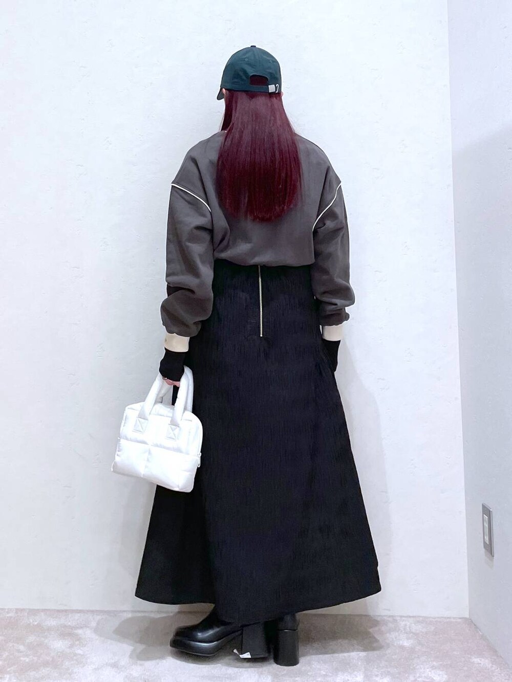 グレー系のスウェット、ブラック系のTシャツ/カットソー、ブラック系のブーツを着用したレディースの冬コーディネートの8枚目の写真