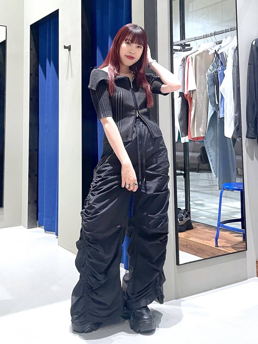 ブラック系のニット/セーター、ブラック系のその他パンツ、ブラック系のスニーカーを着用したレディースの夏コーディネートの7枚目の写真