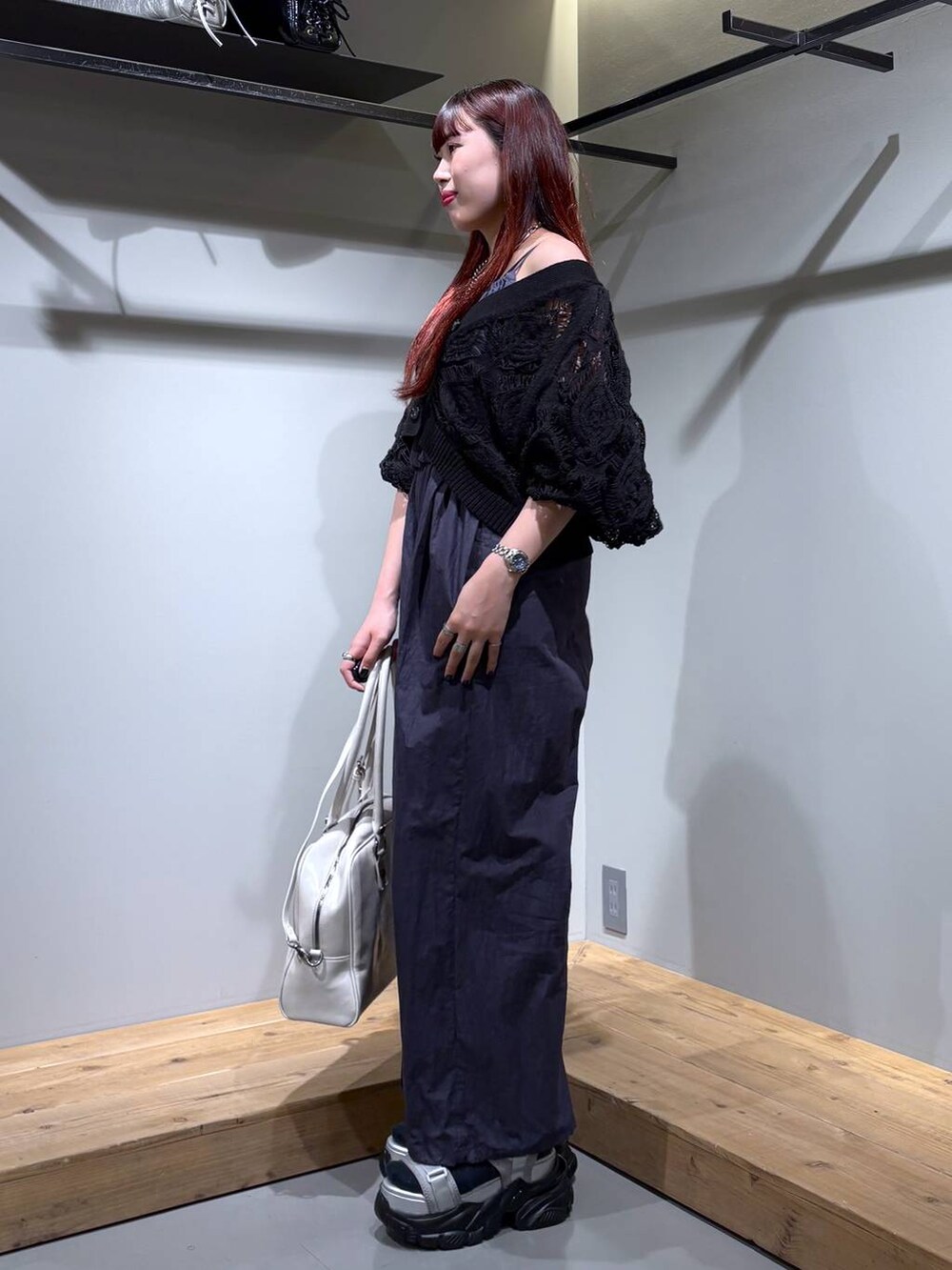 「モード、ストリート、きれいめ、カジュアル、ネックレス、骨格ストレート_PAGEBOY、ブルベ冬_PAGEBOY、サロペット、カーディガン、サンダル、バッグ」｜「PBLIMの【PBLIM】2WAYボストンバッグ（ボストンバッグ、ホワイト系）」を使った、りりりさん（レディース・157cm）の春コーディネートの4枚目の写真