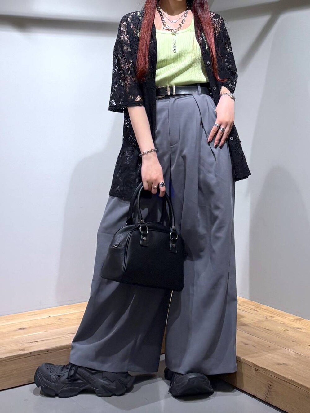 「モード、ストリート、きれいめ、カジュアル、ネックレス、骨格ストレート_PAGEBOY、ブルベ冬_PAGEBOY、シャツ、ブラウス、スラックス、ワイドパンツ、ベルト、バッグ」｜「PAGEBOYのモードバックルベルト3（ベルト、ブラック系）」を使った、りりりさん（レディース・157cm）の春コーディネートの3枚目の写真