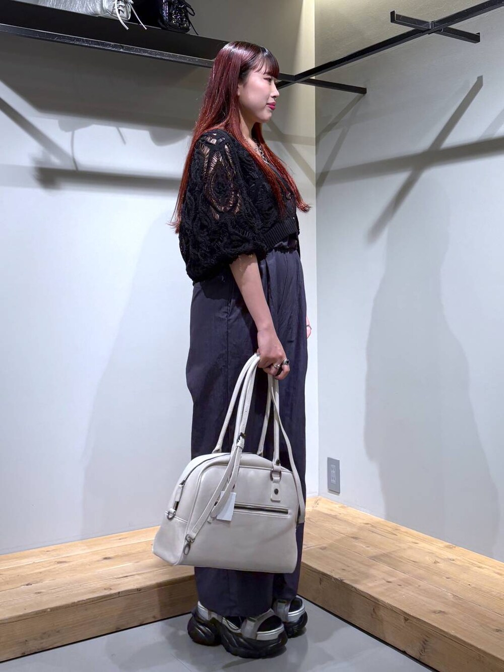 「モード、ストリート、きれいめ、カジュアル、ネックレス、骨格ストレート_PAGEBOY、ブルベ冬_PAGEBOY、サロペット、カーディガン、サンダル、バッグ」｜「PBLIMの【PBLIM】2WAYボストンバッグ（ボストンバッグ、ホワイト系）」を使った、りりりさん（レディース・157cm）の春コーディネートの6枚目の写真