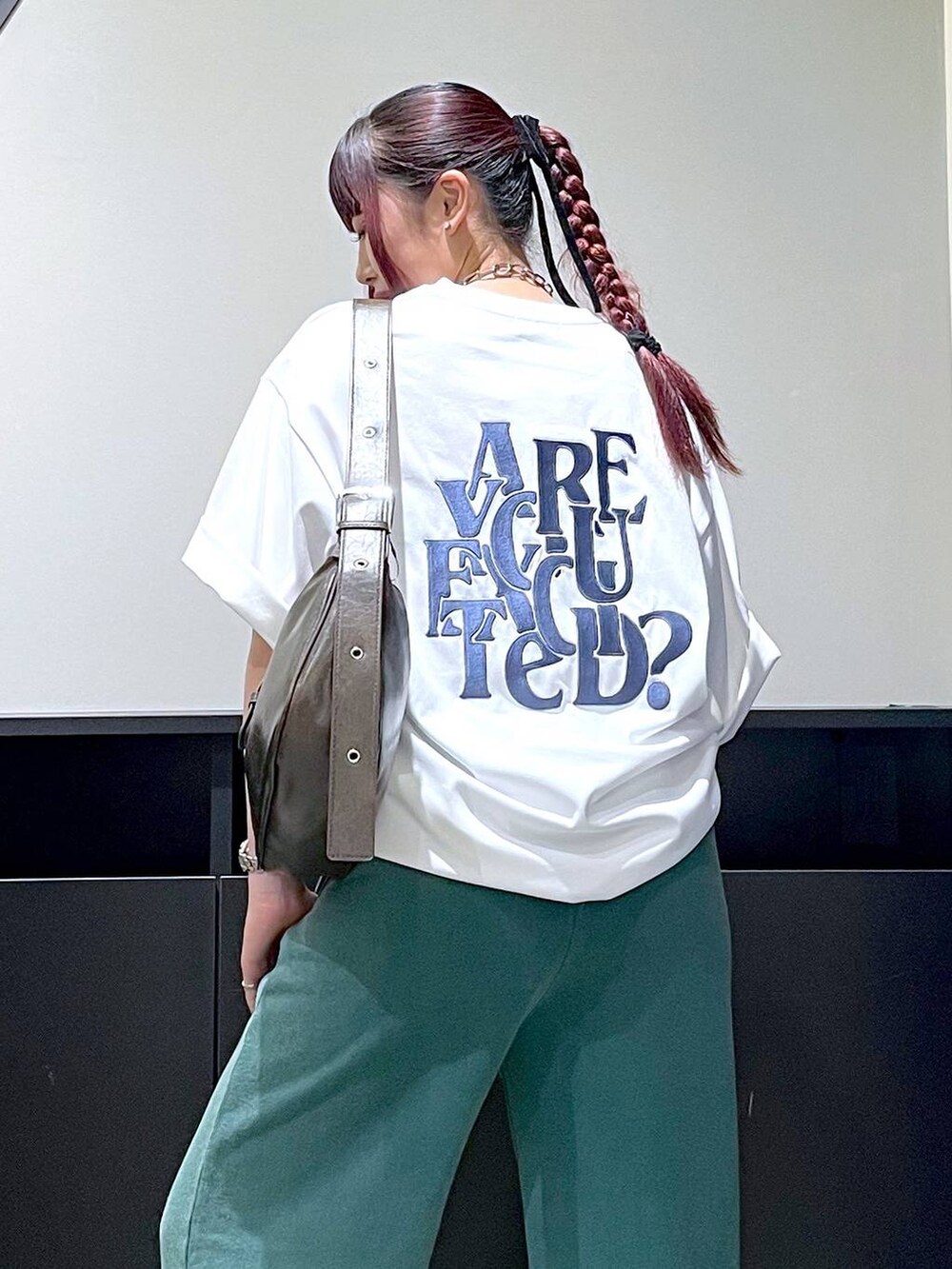 ホワイト系のスニーカー、ホワイト系のTシャツ/カットソー、グリーン系のその他パンツを着用したレディースの秋コーディネートの2枚目の写真