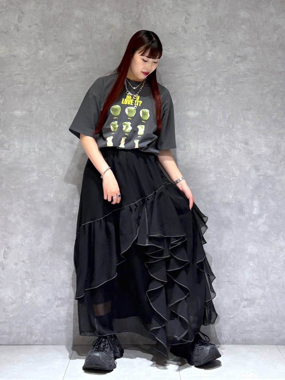 「モード、ストリート、きれいめ、カジュアル、ネックレス、骨格ストレート_PAGEBOY、ブルベ冬_PAGEBOY、Tシャツ、スカート」｜「PAGEBOYのステッチフリルスカート（スカート、ブラック系）」を使った、りりりさん（レディース・157cm）の春コーディネートの8枚目の写真