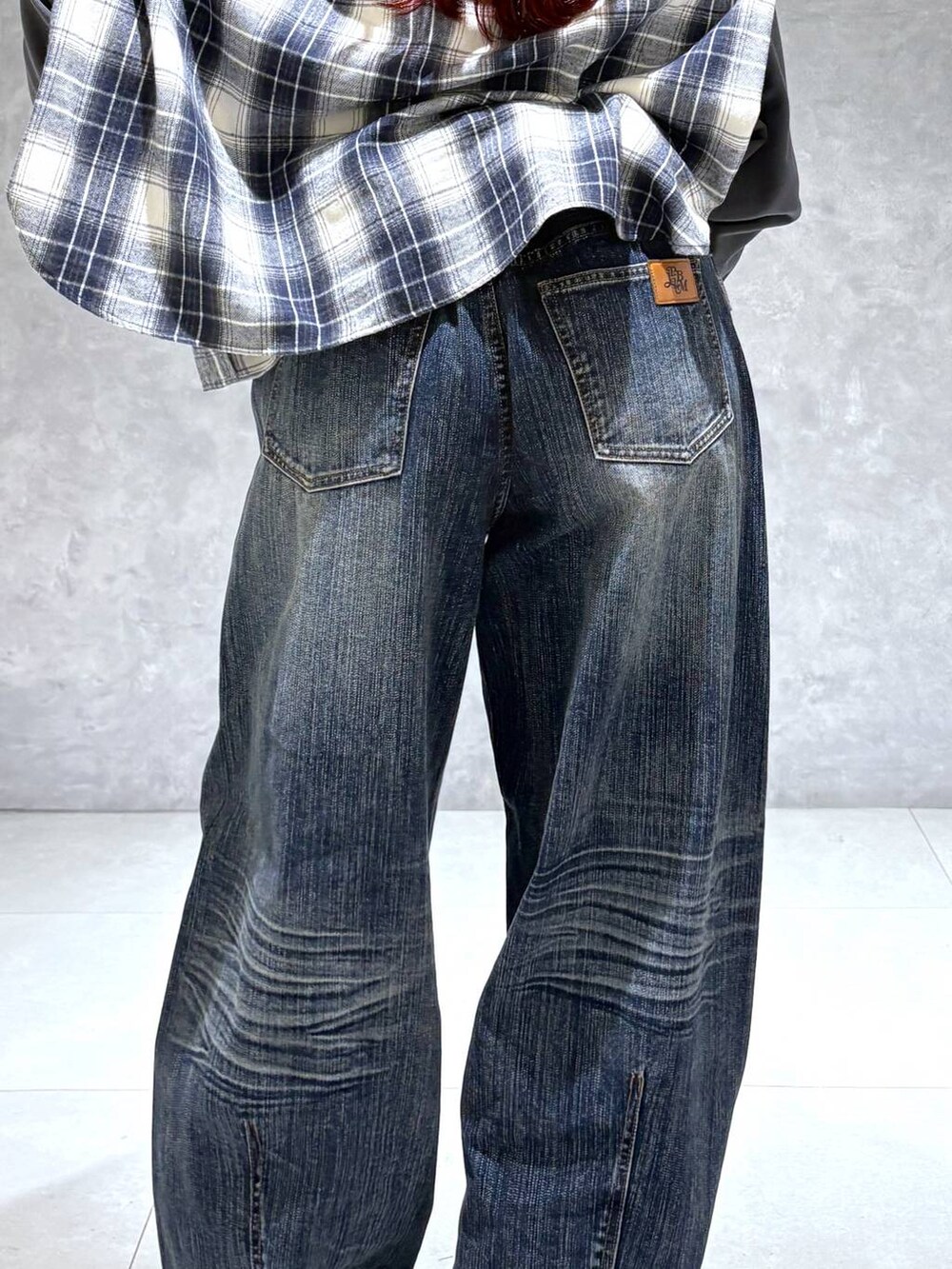 ブラック系のスニーカー、グリーン系のボストンバッグ、ブラック系のスウェットを着用したレディースの秋コーディネートの7枚目の写真