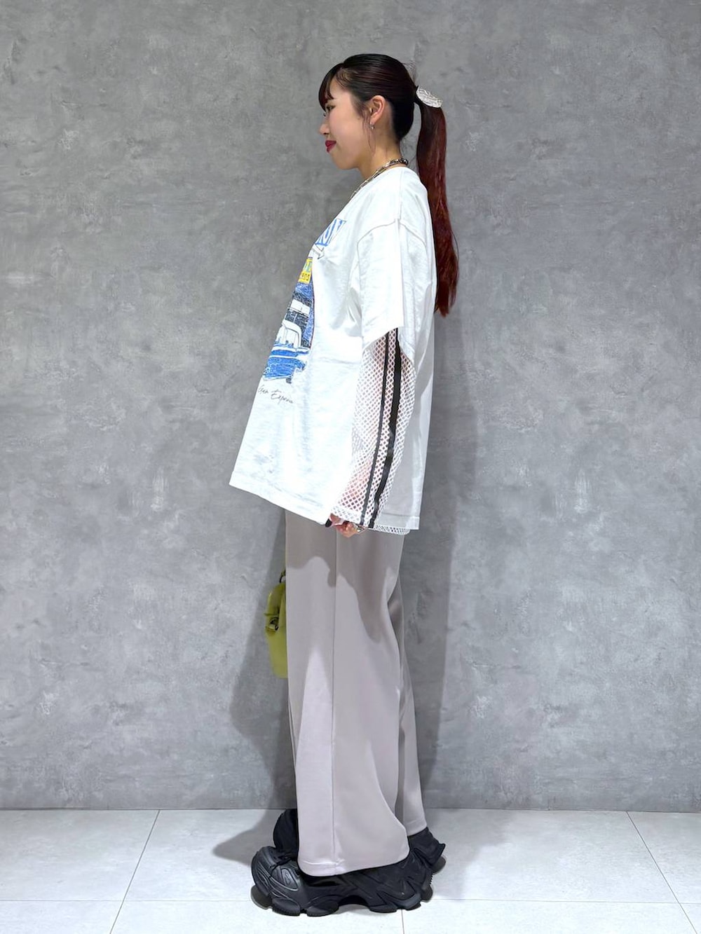 「ワイドパンツ、バッグ、モード、ストリート、きれいめ、カジュアル、ネックレス、骨格ストレート_PAGEBOY、ブルベ冬_PAGEBOY、Tシャツ」｜「PAGEBOYのラインメッシュプルオーバー（Tシャツ/カットソー、ホワイト系）」を使った、りりりさん（レディース・157cm）の夏コーディネートの5枚目の写真
