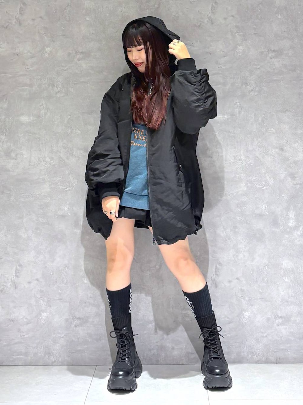 ブラック系のブーツ、グリーン系のスウェット、ブラック系のブルゾンを着用したレディースの冬コーディネートの7枚目の写真