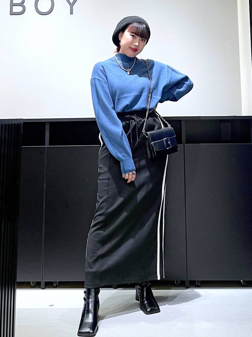 「モード、ストリート、きれいめ、カジュアル、ネックレス、骨格ストレート_PAGEBOY、ブルベ冬_PAGEBOY、ニット、ベレー帽、スカート、ブーツ、バッグ」|「PAGEBOYのハイゲージラメラインプルオーバー(ニット/セーター、ブルー系)」を使った、りりりさん(レディース・157cm)の秋コーディネートの9枚目の写真